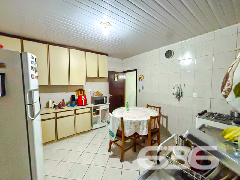 Seu novo lar no bairro Saguaçu – Joinville/SC
Para quem busca conforto, espaço e localização estratégica, esta charmosa residência térrea é a escolha certa. Com 285m² de área construída em um amplo terreno de 620m², o imóvel oferece uma estrutura completa para viver bem com sua família.

A casa conta com 2 dormitórios amplos, sendo 1 suíte, além de 3 banheiros bem distribuídos. A sala de estar espaçosa é perfeita para reunir a família, com ambientes integrados à sala de jantar que garante o acolhimento necessário para momentos especiais.

São duas cozinhas funcionais, com excelente espaço de armazenamento, e área de serviço separada. A casa ainda conta com despensa e jardim de inverno que contribui com ventilação e luminosidade natural aos ambientes internos.

O espaço de lazer é um diferencial: uma ampla área de festas coberta com churrasqueira e estrutura de apoio, ideal para confraternizações. A edícula nos fundos oferece mais praticidade no dia a dia ou pode ser utilizada como espaço multiuso. Há também uma charmosa varanda com redes, perfeita para o descanso ao fim da tarde.

* 6 vagas de garagem descobertas + 2 cobertas
* Ficam os móveis de cozinha e móveis embutidos
* Imóvel murado, com portão eletrônico
* Jardim frontal e ótima ventilação natural
* Conexão com internet por fibra óptica
* Aceita animais
* Próximo a escolas, hospitais, supermercados, shoppings e vias de acesso

Localizado no coração do bairro Saguaçu, em rua pavimentada e tranquila, este imóvel oferece toda a praticidade urbana com a tranquilidade que sua família merece.

Atendimento rápido e personalizado: estamos prontos para ajudar você a conquistar o seu novo lar.
 
636 NEGÓCIOS IMOBILIÁRIOS: A SUA MELHOR ESCOLHA
Com mais de 30 anos de experiência, a 636 Negócios Imobiliários é sua parceira ideal para encontrar o imóvel perfeito. Estamos prontos para ajudá-lo a fazer deste imóvel o seu novo lar.
 
Telefone: (47) 3451-0636
WhatsApp: (47) 99190-0636
 
Não perca esta oportunidade única. Visite nosso site para mais informações: i636.com.br