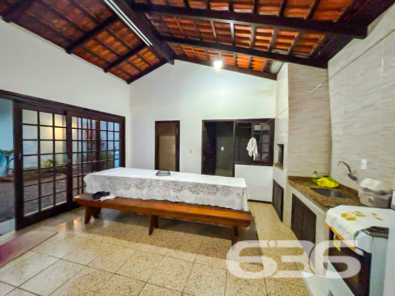 Seu novo lar no bairro Saguaçu – Joinville/SC
Para quem busca conforto, espaço e localização estratégica, esta charmosa residência térrea é a escolha certa. Com 285m² de área construída em um amplo terreno de 620m², o imóvel oferece uma estrutura completa para viver bem com sua família.

A casa conta com 2 dormitórios amplos, sendo 1 suíte, além de 3 banheiros bem distribuídos. A sala de estar espaçosa é perfeita para reunir a família, com ambientes integrados à sala de jantar que garante o acolhimento necessário para momentos especiais.

São duas cozinhas funcionais, com excelente espaço de armazenamento, e área de serviço separada. A casa ainda conta com despensa e jardim de inverno que contribui com ventilação e luminosidade natural aos ambientes internos.

O espaço de lazer é um diferencial: uma ampla área de festas coberta com churrasqueira e estrutura de apoio, ideal para confraternizações. A edícula nos fundos oferece mais praticidade no dia a dia ou pode ser utilizada como espaço multiuso. Há também uma charmosa varanda com redes, perfeita para o descanso ao fim da tarde.

* 6 vagas de garagem descobertas + 2 cobertas
* Ficam os móveis de cozinha e móveis embutidos
* Imóvel murado, com portão eletrônico
* Jardim frontal e ótima ventilação natural
* Conexão com internet por fibra óptica
* Aceita animais
* Próximo a escolas, hospitais, supermercados, shoppings e vias de acesso

Localizado no coração do bairro Saguaçu, em rua pavimentada e tranquila, este imóvel oferece toda a praticidade urbana com a tranquilidade que sua família merece.

Atendimento rápido e personalizado: estamos prontos para ajudar você a conquistar o seu novo lar.
 
636 NEGÓCIOS IMOBILIÁRIOS: A SUA MELHOR ESCOLHA
Com mais de 30 anos de experiência, a 636 Negócios Imobiliários é sua parceira ideal para encontrar o imóvel perfeito. Estamos prontos para ajudá-lo a fazer deste imóvel o seu novo lar.
 
Telefone: (47) 3451-0636
WhatsApp: (47) 99190-0636
 
Não perca esta oportunidade única. Visite nosso site para mais informações: i636.com.br