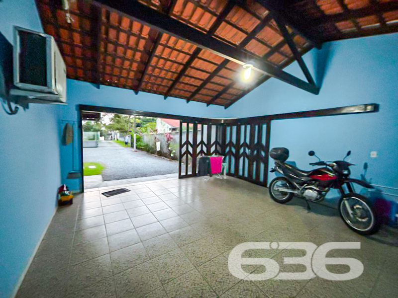 Seu novo lar no bairro Saguaçu – Joinville/SC
Para quem busca conforto, espaço e localização estratégica, esta charmosa residência térrea é a escolha certa. Com 285m² de área construída em um amplo terreno de 620m², o imóvel oferece uma estrutura completa para viver bem com sua família.

A casa conta com 2 dormitórios amplos, sendo 1 suíte, além de 3 banheiros bem distribuídos. A sala de estar espaçosa é perfeita para reunir a família, com ambientes integrados à sala de jantar que garante o acolhimento necessário para momentos especiais.

São duas cozinhas funcionais, com excelente espaço de armazenamento, e área de serviço separada. A casa ainda conta com despensa e jardim de inverno que contribui com ventilação e luminosidade natural aos ambientes internos.

O espaço de lazer é um diferencial: uma ampla área de festas coberta com churrasqueira e estrutura de apoio, ideal para confraternizações. A edícula nos fundos oferece mais praticidade no dia a dia ou pode ser utilizada como espaço multiuso. Há também uma charmosa varanda com redes, perfeita para o descanso ao fim da tarde.

* 6 vagas de garagem descobertas + 2 cobertas
* Ficam os móveis de cozinha e móveis embutidos
* Imóvel murado, com portão eletrônico
* Jardim frontal e ótima ventilação natural
* Conexão com internet por fibra óptica
* Aceita animais
* Próximo a escolas, hospitais, supermercados, shoppings e vias de acesso

Localizado no coração do bairro Saguaçu, em rua pavimentada e tranquila, este imóvel oferece toda a praticidade urbana com a tranquilidade que sua família merece.

Atendimento rápido e personalizado: estamos prontos para ajudar você a conquistar o seu novo lar.
 
636 NEGÓCIOS IMOBILIÁRIOS: A SUA MELHOR ESCOLHA
Com mais de 30 anos de experiência, a 636 Negócios Imobiliários é sua parceira ideal para encontrar o imóvel perfeito. Estamos prontos para ajudá-lo a fazer deste imóvel o seu novo lar.
 
Telefone: (47) 3451-0636
WhatsApp: (47) 99190-0636
 
Não perca esta oportunidade única. Visite nosso site para mais informações: i636.com.br
