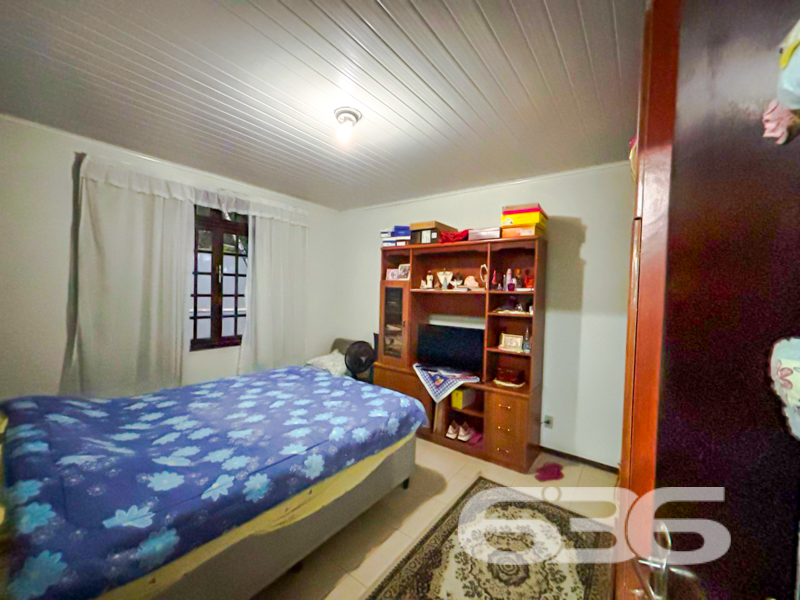 Seu novo lar no bairro Saguaçu – Joinville/SC
Para quem busca conforto, espaço e localização estratégica, esta charmosa residência térrea é a escolha certa. Com 285m² de área construída em um amplo terreno de 620m², o imóvel oferece uma estrutura completa para viver bem com sua família.

A casa conta com 2 dormitórios amplos, sendo 1 suíte, além de 3 banheiros bem distribuídos. A sala de estar espaçosa é perfeita para reunir a família, com ambientes integrados à sala de jantar que garante o acolhimento necessário para momentos especiais.

São duas cozinhas funcionais, com excelente espaço de armazenamento, e área de serviço separada. A casa ainda conta com despensa e jardim de inverno que contribui com ventilação e luminosidade natural aos ambientes internos.

O espaço de lazer é um diferencial: uma ampla área de festas coberta com churrasqueira e estrutura de apoio, ideal para confraternizações. A edícula nos fundos oferece mais praticidade no dia a dia ou pode ser utilizada como espaço multiuso. Há também uma charmosa varanda com redes, perfeita para o descanso ao fim da tarde.

* 6 vagas de garagem descobertas + 2 cobertas
* Ficam os móveis de cozinha e móveis embutidos
* Imóvel murado, com portão eletrônico
* Jardim frontal e ótima ventilação natural
* Conexão com internet por fibra óptica
* Aceita animais
* Próximo a escolas, hospitais, supermercados, shoppings e vias de acesso

Localizado no coração do bairro Saguaçu, em rua pavimentada e tranquila, este imóvel oferece toda a praticidade urbana com a tranquilidade que sua família merece.

Atendimento rápido e personalizado: estamos prontos para ajudar você a conquistar o seu novo lar.
 
636 NEGÓCIOS IMOBILIÁRIOS: A SUA MELHOR ESCOLHA
Com mais de 30 anos de experiência, a 636 Negócios Imobiliários é sua parceira ideal para encontrar o imóvel perfeito. Estamos prontos para ajudá-lo a fazer deste imóvel o seu novo lar.
 
Telefone: (47) 3451-0636
WhatsApp: (47) 99190-0636
 
Não perca esta oportunidade única. Visite nosso site para mais informações: i636.com.br