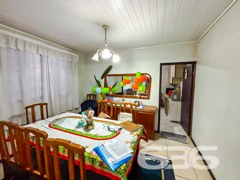 Seu novo lar no bairro Saguaçu – Joinville/SC
Para quem busca conforto, espaço e localização estratégica, esta charmosa residência térrea é a escolha certa. Com 285m² de área construída em um amplo terreno de 620m², o imóvel oferece uma estrutura completa para viver bem com sua família.

A casa conta com 2 dormitórios amplos, sendo 1 suíte, além de 3 banheiros bem distribuídos. A sala de estar espaçosa é perfeita para reunir a família, com ambientes integrados à sala de jantar que garante o acolhimento necessário para momentos especiais.

São duas cozinhas funcionais, com excelente espaço de armazenamento, e área de serviço separada. A casa ainda conta com despensa e jardim de inverno que contribui com ventilação e luminosidade natural aos ambientes internos.

O espaço de lazer é um diferencial: uma ampla área de festas coberta com churrasqueira e estrutura de apoio, ideal para confraternizações. A edícula nos fundos oferece mais praticidade no dia a dia ou pode ser utilizada como espaço multiuso. Há também uma charmosa varanda com redes, perfeita para o descanso ao fim da tarde.

* 6 vagas de garagem descobertas + 2 cobertas
* Ficam os móveis de cozinha e móveis embutidos
* Imóvel murado, com portão eletrônico
* Jardim frontal e ótima ventilação natural
* Conexão com internet por fibra óptica
* Aceita animais
* Próximo a escolas, hospitais, supermercados, shoppings e vias de acesso

Localizado no coração do bairro Saguaçu, em rua pavimentada e tranquila, este imóvel oferece toda a praticidade urbana com a tranquilidade que sua família merece.

Atendimento rápido e personalizado: estamos prontos para ajudar você a conquistar o seu novo lar.
 
636 NEGÓCIOS IMOBILIÁRIOS: A SUA MELHOR ESCOLHA
Com mais de 30 anos de experiência, a 636 Negócios Imobiliários é sua parceira ideal para encontrar o imóvel perfeito. Estamos prontos para ajudá-lo a fazer deste imóvel o seu novo lar.
 
Telefone: (47) 3451-0636
WhatsApp: (47) 99190-0636
 
Não perca esta oportunidade única. Visite nosso site para mais informações: i636.com.br