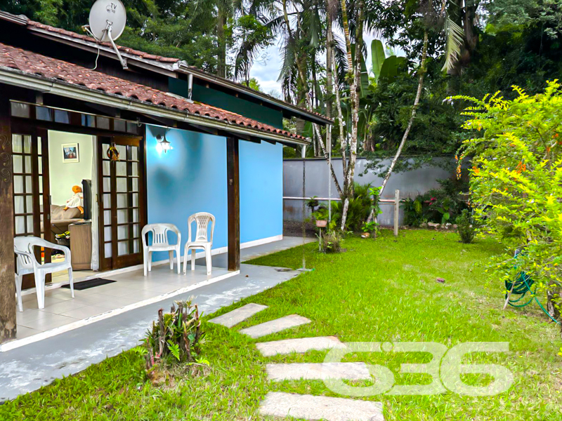 Seu novo lar no bairro Saguaçu – Joinville/SC
Para quem busca conforto, espaço e localização estratégica, esta charmosa residência térrea é a escolha certa. Com 285m² de área construída em um amplo terreno de 620m², o imóvel oferece uma estrutura completa para viver bem com sua família.

A casa conta com 2 dormitórios amplos, sendo 1 suíte, além de 3 banheiros bem distribuídos. A sala de estar espaçosa é perfeita para reunir a família, com ambientes integrados à sala de jantar que garante o acolhimento necessário para momentos especiais.

São duas cozinhas funcionais, com excelente espaço de armazenamento, e área de serviço separada. A casa ainda conta com despensa e jardim de inverno que contribui com ventilação e luminosidade natural aos ambientes internos.

O espaço de lazer é um diferencial: uma ampla área de festas coberta com churrasqueira e estrutura de apoio, ideal para confraternizações. A edícula nos fundos oferece mais praticidade no dia a dia ou pode ser utilizada como espaço multiuso. Há também uma charmosa varanda com redes, perfeita para o descanso ao fim da tarde.

* 6 vagas de garagem descobertas + 2 cobertas
* Ficam os móveis de cozinha e móveis embutidos
* Imóvel murado, com portão eletrônico
* Jardim frontal e ótima ventilação natural
* Conexão com internet por fibra óptica
* Aceita animais
* Próximo a escolas, hospitais, supermercados, shoppings e vias de acesso

Localizado no coração do bairro Saguaçu, em rua pavimentada e tranquila, este imóvel oferece toda a praticidade urbana com a tranquilidade que sua família merece.

Atendimento rápido e personalizado: estamos prontos para ajudar você a conquistar o seu novo lar.
 
636 NEGÓCIOS IMOBILIÁRIOS: A SUA MELHOR ESCOLHA
Com mais de 30 anos de experiência, a 636 Negócios Imobiliários é sua parceira ideal para encontrar o imóvel perfeito. Estamos prontos para ajudá-lo a fazer deste imóvel o seu novo lar.
 
Telefone: (47) 3451-0636
WhatsApp: (47) 99190-0636
 
Não perca esta oportunidade única. Visite nosso site para mais informações: i636.com.br