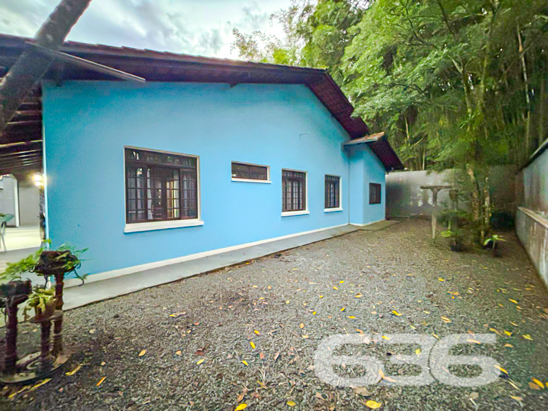 Seu novo lar no bairro Saguaçu – Joinville/SC
Para quem busca conforto, espaço e localização estratégica, esta charmosa residência térrea é a escolha certa. Com 285m² de área construída em um amplo terreno de 620m², o imóvel oferece uma estrutura completa para viver bem com sua família.

A casa conta com 2 dormitórios amplos, sendo 1 suíte, além de 3 banheiros bem distribuídos. A sala de estar espaçosa é perfeita para reunir a família, com ambientes integrados à sala de jantar que garante o acolhimento necessário para momentos especiais.

São duas cozinhas funcionais, com excelente espaço de armazenamento, e área de serviço separada. A casa ainda conta com despensa e jardim de inverno que contribui com ventilação e luminosidade natural aos ambientes internos.

O espaço de lazer é um diferencial: uma ampla área de festas coberta com churrasqueira e estrutura de apoio, ideal para confraternizações. A edícula nos fundos oferece mais praticidade no dia a dia ou pode ser utilizada como espaço multiuso. Há também uma charmosa varanda com redes, perfeita para o descanso ao fim da tarde.

* 6 vagas de garagem descobertas + 2 cobertas
* Ficam os móveis de cozinha e móveis embutidos
* Imóvel murado, com portão eletrônico
* Jardim frontal e ótima ventilação natural
* Conexão com internet por fibra óptica
* Aceita animais
* Próximo a escolas, hospitais, supermercados, shoppings e vias de acesso

Localizado no coração do bairro Saguaçu, em rua pavimentada e tranquila, este imóvel oferece toda a praticidade urbana com a tranquilidade que sua família merece.

Atendimento rápido e personalizado: estamos prontos para ajudar você a conquistar o seu novo lar.
 
636 NEGÓCIOS IMOBILIÁRIOS: A SUA MELHOR ESCOLHA
Com mais de 30 anos de experiência, a 636 Negócios Imobiliários é sua parceira ideal para encontrar o imóvel perfeito. Estamos prontos para ajudá-lo a fazer deste imóvel o seu novo lar.
 
Telefone: (47) 3451-0636
WhatsApp: (47) 99190-0636
 
Não perca esta oportunidade única. Visite nosso site para mais informações: i636.com.br