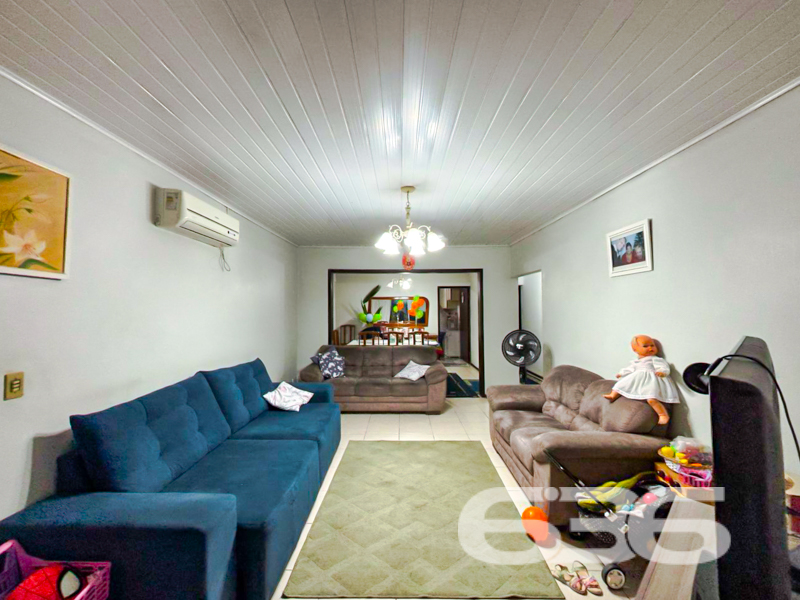 Seu novo lar no bairro Saguaçu – Joinville/SC
Para quem busca conforto, espaço e localização estratégica, esta charmosa residência térrea é a escolha certa. Com 285m² de área construída em um amplo terreno de 620m², o imóvel oferece uma estrutura completa para viver bem com sua família.

A casa conta com 2 dormitórios amplos, sendo 1 suíte, além de 3 banheiros bem distribuídos. A sala de estar espaçosa é perfeita para reunir a família, com ambientes integrados à sala de jantar que garante o acolhimento necessário para momentos especiais.

São duas cozinhas funcionais, com excelente espaço de armazenamento, e área de serviço separada. A casa ainda conta com despensa e jardim de inverno que contribui com ventilação e luminosidade natural aos ambientes internos.

O espaço de lazer é um diferencial: uma ampla área de festas coberta com churrasqueira e estrutura de apoio, ideal para confraternizações. A edícula nos fundos oferece mais praticidade no dia a dia ou pode ser utilizada como espaço multiuso. Há também uma charmosa varanda com redes, perfeita para o descanso ao fim da tarde.

* 6 vagas de garagem descobertas + 2 cobertas
* Ficam os móveis de cozinha e móveis embutidos
* Imóvel murado, com portão eletrônico
* Jardim frontal e ótima ventilação natural
* Conexão com internet por fibra óptica
* Aceita animais
* Próximo a escolas, hospitais, supermercados, shoppings e vias de acesso

Localizado no coração do bairro Saguaçu, em rua pavimentada e tranquila, este imóvel oferece toda a praticidade urbana com a tranquilidade que sua família merece.

Atendimento rápido e personalizado: estamos prontos para ajudar você a conquistar o seu novo lar.
 
636 NEGÓCIOS IMOBILIÁRIOS: A SUA MELHOR ESCOLHA
Com mais de 30 anos de experiência, a 636 Negócios Imobiliários é sua parceira ideal para encontrar o imóvel perfeito. Estamos prontos para ajudá-lo a fazer deste imóvel o seu novo lar.
 
Telefone: (47) 3451-0636
WhatsApp: (47) 99190-0636
 
Não perca esta oportunidade única. Visite nosso site para mais informações: i636.com.br