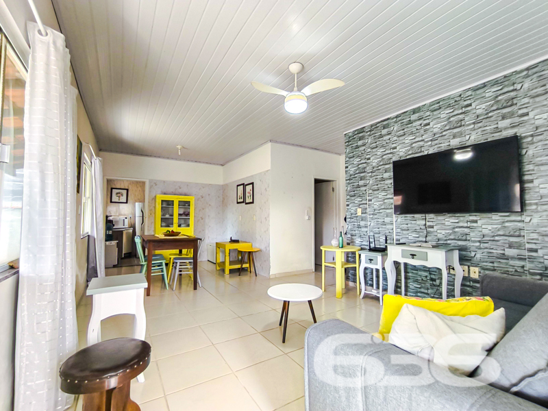 Residência térrea à venda no bairro Costeira, em Balneário Barra do Sul/SC – conforto, privacidade e excelente localização!
Apresentamos esta charmosa casa térrea, com aproximadamente 85m² de área, situada em um terreno de 287,10m². Localizada a apenas 200 metros da lagoa, essa é uma oportunidade única para quem busca tranquilidade e qualidade de vida, próxima à natureza e com fácil acesso a serviços essenciais.
O imóvel oferece ambientes acolhedores e bem iluminados, com dois dormitórios, um banheiro social, sala de estar ampla e arejada, sala de jantar integrada e cozinha funcional. O destaque fica por conta da varanda frontal e dos fundos, ideais para instalar redes e curtir momentos de descanso. A área externa ainda conta com um belo jardim, espaço generoso para circulação e uma edícula nos fundos com grande potencial para ser transformada em área de festas, ateliê ou espaço gourmet.
São duas vagas de garagem cobertas e espaço adicional para mais veículos. O acabamento é moderno e bem conservado, com forro em PVC, piso cerâmico claro e janelas que proporcionam excelente ventilação natural. A decoração interna combina o estilo rústico com toques de cor e personalidade, criando uma atmosfera alegre e acolhedora.
A residência conta com conexão de internet por fibra ótica, permite animais e está situada em região com fácil acesso a transporte público, escolas, hospitais e comércios locais. Ideal tanto para moradia fixa quanto para casa de veraneio.
Não perca a oportunidade de viver com conforto e praticidade em um dos bairros mais desejados de Balneário Barra do Sul. Entre em contato com a 636 Negócios Imobiliários e agende sua visita. Aqui, sua conquista é levada a sério — com segurança jurídica, atendimento personalizado e mais de 30 anos de experiência no mercado!
636 NEGÓCIOS IMOBILIÁRIOS: A SUA MELHOR ESCOLHA
Com mais de 30 anos de experiência, a 636 Negócios Imobiliários é sua parceira ideal para encontrar o imóvel perfeito. Estamos prontos para ajudá-lo a fazer deste imóvel o seu novo lar.
Telefone: (47) 3451-0636
WhatsApp: (47) 99190-0636
Não perca esta oportunidade única. Visite nosso site para mais informações: i636.com.br