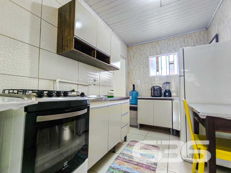 Residência térrea à venda no bairro Costeira, em Balneário Barra do Sul/SC – conforto, privacidade e excelente localização!
Apresentamos esta charmosa casa térrea, com aproximadamente 85m² de área, situada em um terreno de 287,10m². Localizada a apenas 200 metros da lagoa, essa é uma oportunidade única para quem busca tranquilidade e qualidade de vida, próxima à natureza e com fácil acesso a serviços essenciais.
O imóvel oferece ambientes acolhedores e bem iluminados, com dois dormitórios, um banheiro social, sala de estar ampla e arejada, sala de jantar integrada e cozinha funcional. O destaque fica por conta da varanda frontal e dos fundos, ideais para instalar redes e curtir momentos de descanso. A área externa ainda conta com um belo jardim, espaço generoso para circulação e uma edícula nos fundos com grande potencial para ser transformada em área de festas, ateliê ou espaço gourmet.
São duas vagas de garagem cobertas e espaço adicional para mais veículos. O acabamento é moderno e bem conservado, com forro em PVC, piso cerâmico claro e janelas que proporcionam excelente ventilação natural. A decoração interna combina o estilo rústico com toques de cor e personalidade, criando uma atmosfera alegre e acolhedora.
A residência conta com conexão de internet por fibra ótica, permite animais e está situada em região com fácil acesso a transporte público, escolas, hospitais e comércios locais. Ideal tanto para moradia fixa quanto para casa de veraneio.
Não perca a oportunidade de viver com conforto e praticidade em um dos bairros mais desejados de Balneário Barra do Sul. Entre em contato com a 636 Negócios Imobiliários e agende sua visita. Aqui, sua conquista é levada a sério — com segurança jurídica, atendimento personalizado e mais de 30 anos de experiência no mercado!
636 NEGÓCIOS IMOBILIÁRIOS: A SUA MELHOR ESCOLHA
Com mais de 30 anos de experiência, a 636 Negócios Imobiliários é sua parceira ideal para encontrar o imóvel perfeito. Estamos prontos para ajudá-lo a fazer deste imóvel o seu novo lar.
Telefone: (47) 3451-0636
WhatsApp: (47) 99190-0636
Não perca esta oportunidade única. Visite nosso site para mais informações: i636.com.br