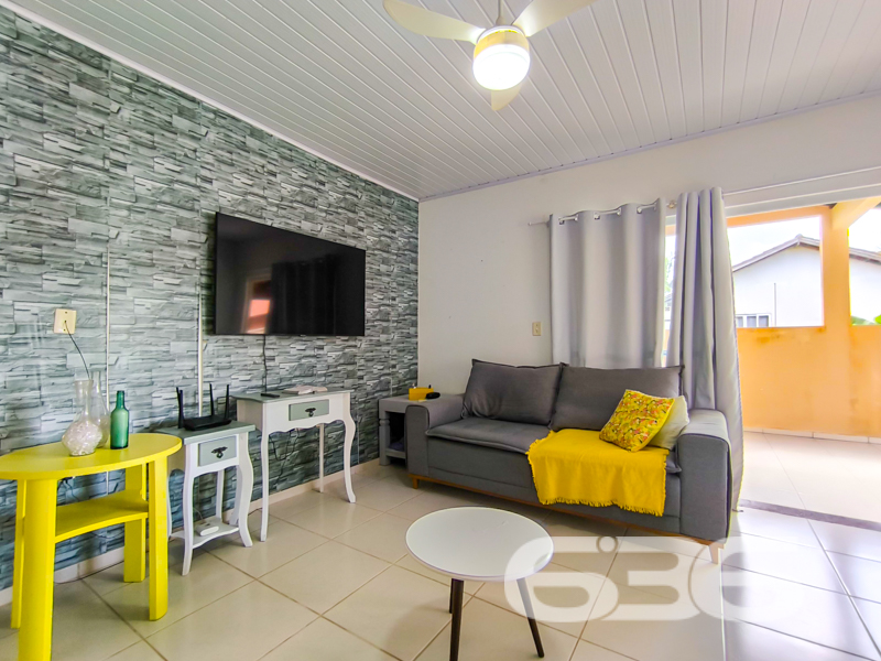 Residência térrea à venda no bairro Costeira, em Balneário Barra do Sul/SC – conforto, privacidade e excelente localização!
Apresentamos esta charmosa casa térrea, com aproximadamente 85m² de área, situada em um terreno de 287,10m². Localizada a apenas 200 metros da lagoa, essa é uma oportunidade única para quem busca tranquilidade e qualidade de vida, próxima à natureza e com fácil acesso a serviços essenciais.
O imóvel oferece ambientes acolhedores e bem iluminados, com dois dormitórios, um banheiro social, sala de estar ampla e arejada, sala de jantar integrada e cozinha funcional. O destaque fica por conta da varanda frontal e dos fundos, ideais para instalar redes e curtir momentos de descanso. A área externa ainda conta com um belo jardim, espaço generoso para circulação e uma edícula nos fundos com grande potencial para ser transformada em área de festas, ateliê ou espaço gourmet.
São duas vagas de garagem cobertas e espaço adicional para mais veículos. O acabamento é moderno e bem conservado, com forro em PVC, piso cerâmico claro e janelas que proporcionam excelente ventilação natural. A decoração interna combina o estilo rústico com toques de cor e personalidade, criando uma atmosfera alegre e acolhedora.
A residência conta com conexão de internet por fibra ótica, permite animais e está situada em região com fácil acesso a transporte público, escolas, hospitais e comércios locais. Ideal tanto para moradia fixa quanto para casa de veraneio.
Não perca a oportunidade de viver com conforto e praticidade em um dos bairros mais desejados de Balneário Barra do Sul. Entre em contato com a 636 Negócios Imobiliários e agende sua visita. Aqui, sua conquista é levada a sério — com segurança jurídica, atendimento personalizado e mais de 30 anos de experiência no mercado!
636 NEGÓCIOS IMOBILIÁRIOS: A SUA MELHOR ESCOLHA
Com mais de 30 anos de experiência, a 636 Negócios Imobiliários é sua parceira ideal para encontrar o imóvel perfeito. Estamos prontos para ajudá-lo a fazer deste imóvel o seu novo lar.
Telefone: (47) 3451-0636
WhatsApp: (47) 99190-0636
Não perca esta oportunidade única. Visite nosso site para mais informações: i636.com.br