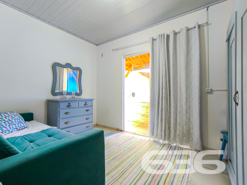 Residência térrea à venda no bairro Costeira, em Balneário Barra do Sul/SC – conforto, privacidade e excelente localização!
Apresentamos esta charmosa casa térrea, com aproximadamente 85m² de área, situada em um terreno de 287,10m². Localizada a apenas 200 metros da lagoa, essa é uma oportunidade única para quem busca tranquilidade e qualidade de vida, próxima à natureza e com fácil acesso a serviços essenciais.
O imóvel oferece ambientes acolhedores e bem iluminados, com dois dormitórios, um banheiro social, sala de estar ampla e arejada, sala de jantar integrada e cozinha funcional. O destaque fica por conta da varanda frontal e dos fundos, ideais para instalar redes e curtir momentos de descanso. A área externa ainda conta com um belo jardim, espaço generoso para circulação e uma edícula nos fundos com grande potencial para ser transformada em área de festas, ateliê ou espaço gourmet.
São duas vagas de garagem cobertas e espaço adicional para mais veículos. O acabamento é moderno e bem conservado, com forro em PVC, piso cerâmico claro e janelas que proporcionam excelente ventilação natural. A decoração interna combina o estilo rústico com toques de cor e personalidade, criando uma atmosfera alegre e acolhedora.
A residência conta com conexão de internet por fibra ótica, permite animais e está situada em região com fácil acesso a transporte público, escolas, hospitais e comércios locais. Ideal tanto para moradia fixa quanto para casa de veraneio.
Não perca a oportunidade de viver com conforto e praticidade em um dos bairros mais desejados de Balneário Barra do Sul. Entre em contato com a 636 Negócios Imobiliários e agende sua visita. Aqui, sua conquista é levada a sério — com segurança jurídica, atendimento personalizado e mais de 30 anos de experiência no mercado!
636 NEGÓCIOS IMOBILIÁRIOS: A SUA MELHOR ESCOLHA
Com mais de 30 anos de experiência, a 636 Negócios Imobiliários é sua parceira ideal para encontrar o imóvel perfeito. Estamos prontos para ajudá-lo a fazer deste imóvel o seu novo lar.
Telefone: (47) 3451-0636
WhatsApp: (47) 99190-0636
Não perca esta oportunidade única. Visite nosso site para mais informações: i636.com.br