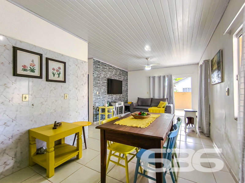 Residência térrea à venda no bairro Costeira, em Balneário Barra do Sul/SC – conforto, privacidade e excelente localização!
Apresentamos esta charmosa casa térrea, com aproximadamente 85m² de área, situada em um terreno de 287,10m². Localizada a apenas 200 metros da lagoa, essa é uma oportunidade única para quem busca tranquilidade e qualidade de vida, próxima à natureza e com fácil acesso a serviços essenciais.
O imóvel oferece ambientes acolhedores e bem iluminados, com dois dormitórios, um banheiro social, sala de estar ampla e arejada, sala de jantar integrada e cozinha funcional. O destaque fica por conta da varanda frontal e dos fundos, ideais para instalar redes e curtir momentos de descanso. A área externa ainda conta com um belo jardim, espaço generoso para circulação e uma edícula nos fundos com grande potencial para ser transformada em área de festas, ateliê ou espaço gourmet.
São duas vagas de garagem cobertas e espaço adicional para mais veículos. O acabamento é moderno e bem conservado, com forro em PVC, piso cerâmico claro e janelas que proporcionam excelente ventilação natural. A decoração interna combina o estilo rústico com toques de cor e personalidade, criando uma atmosfera alegre e acolhedora.
A residência conta com conexão de internet por fibra ótica, permite animais e está situada em região com fácil acesso a transporte público, escolas, hospitais e comércios locais. Ideal tanto para moradia fixa quanto para casa de veraneio.
Não perca a oportunidade de viver com conforto e praticidade em um dos bairros mais desejados de Balneário Barra do Sul. Entre em contato com a 636 Negócios Imobiliários e agende sua visita. Aqui, sua conquista é levada a sério — com segurança jurídica, atendimento personalizado e mais de 30 anos de experiência no mercado!
636 NEGÓCIOS IMOBILIÁRIOS: A SUA MELHOR ESCOLHA
Com mais de 30 anos de experiência, a 636 Negócios Imobiliários é sua parceira ideal para encontrar o imóvel perfeito. Estamos prontos para ajudá-lo a fazer deste imóvel o seu novo lar.
Telefone: (47) 3451-0636
WhatsApp: (47) 99190-0636
Não perca esta oportunidade única. Visite nosso site para mais informações: i636.com.br
