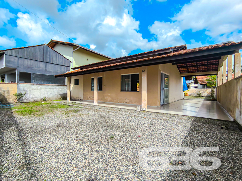 Residência térrea à venda no bairro Costeira, em Balneário Barra do Sul/SC – conforto, privacidade e excelente localização!
Apresentamos esta charmosa casa térrea, com aproximadamente 85m² de área, situada em um terreno de 287,10m². Localizada a apenas 200 metros da lagoa, essa é uma oportunidade única para quem busca tranquilidade e qualidade de vida, próxima à natureza e com fácil acesso a serviços essenciais.
O imóvel oferece ambientes acolhedores e bem iluminados, com dois dormitórios, um banheiro social, sala de estar ampla e arejada, sala de jantar integrada e cozinha funcional. O destaque fica por conta da varanda frontal e dos fundos, ideais para instalar redes e curtir momentos de descanso. A área externa ainda conta com um belo jardim, espaço generoso para circulação e uma edícula nos fundos com grande potencial para ser transformada em área de festas, ateliê ou espaço gourmet.
São duas vagas de garagem cobertas e espaço adicional para mais veículos. O acabamento é moderno e bem conservado, com forro em PVC, piso cerâmico claro e janelas que proporcionam excelente ventilação natural. A decoração interna combina o estilo rústico com toques de cor e personalidade, criando uma atmosfera alegre e acolhedora.
A residência conta com conexão de internet por fibra ótica, permite animais e está situada em região com fácil acesso a transporte público, escolas, hospitais e comércios locais. Ideal tanto para moradia fixa quanto para casa de veraneio.
Não perca a oportunidade de viver com conforto e praticidade em um dos bairros mais desejados de Balneário Barra do Sul. Entre em contato com a 636 Negócios Imobiliários e agende sua visita. Aqui, sua conquista é levada a sério — com segurança jurídica, atendimento personalizado e mais de 30 anos de experiência no mercado!
636 NEGÓCIOS IMOBILIÁRIOS: A SUA MELHOR ESCOLHA
Com mais de 30 anos de experiência, a 636 Negócios Imobiliários é sua parceira ideal para encontrar o imóvel perfeito. Estamos prontos para ajudá-lo a fazer deste imóvel o seu novo lar.
Telefone: (47) 3451-0636
WhatsApp: (47) 99190-0636
Não perca esta oportunidade única. Visite nosso site para mais informações: i636.com.br