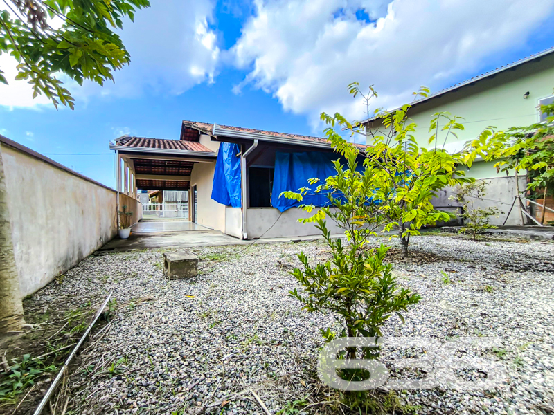 Residência térrea à venda no bairro Costeira, em Balneário Barra do Sul/SC – conforto, privacidade e excelente localização!
Apresentamos esta charmosa casa térrea, com aproximadamente 85m² de área, situada em um terreno de 287,10m². Localizada a apenas 200 metros da lagoa, essa é uma oportunidade única para quem busca tranquilidade e qualidade de vida, próxima à natureza e com fácil acesso a serviços essenciais.
O imóvel oferece ambientes acolhedores e bem iluminados, com dois dormitórios, um banheiro social, sala de estar ampla e arejada, sala de jantar integrada e cozinha funcional. O destaque fica por conta da varanda frontal e dos fundos, ideais para instalar redes e curtir momentos de descanso. A área externa ainda conta com um belo jardim, espaço generoso para circulação e uma edícula nos fundos com grande potencial para ser transformada em área de festas, ateliê ou espaço gourmet.
São duas vagas de garagem cobertas e espaço adicional para mais veículos. O acabamento é moderno e bem conservado, com forro em PVC, piso cerâmico claro e janelas que proporcionam excelente ventilação natural. A decoração interna combina o estilo rústico com toques de cor e personalidade, criando uma atmosfera alegre e acolhedora.
A residência conta com conexão de internet por fibra ótica, permite animais e está situada em região com fácil acesso a transporte público, escolas, hospitais e comércios locais. Ideal tanto para moradia fixa quanto para casa de veraneio.
Não perca a oportunidade de viver com conforto e praticidade em um dos bairros mais desejados de Balneário Barra do Sul. Entre em contato com a 636 Negócios Imobiliários e agende sua visita. Aqui, sua conquista é levada a sério — com segurança jurídica, atendimento personalizado e mais de 30 anos de experiência no mercado!
636 NEGÓCIOS IMOBILIÁRIOS: A SUA MELHOR ESCOLHA
Com mais de 30 anos de experiência, a 636 Negócios Imobiliários é sua parceira ideal para encontrar o imóvel perfeito. Estamos prontos para ajudá-lo a fazer deste imóvel o seu novo lar.
Telefone: (47) 3451-0636
WhatsApp: (47) 99190-0636
Não perca esta oportunidade única. Visite nosso site para mais informações: i636.com.br