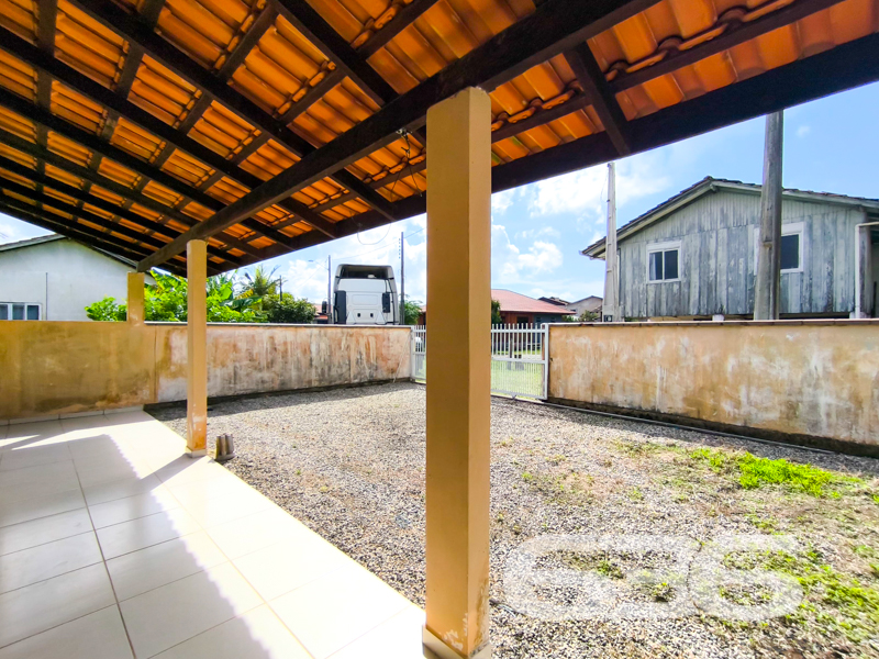 Residência térrea à venda no bairro Costeira, em Balneário Barra do Sul/SC – conforto, privacidade e excelente localização!
Apresentamos esta charmosa casa térrea, com aproximadamente 85m² de área, situada em um terreno de 287,10m². Localizada a apenas 200 metros da lagoa, essa é uma oportunidade única para quem busca tranquilidade e qualidade de vida, próxima à natureza e com fácil acesso a serviços essenciais.
O imóvel oferece ambientes acolhedores e bem iluminados, com dois dormitórios, um banheiro social, sala de estar ampla e arejada, sala de jantar integrada e cozinha funcional. O destaque fica por conta da varanda frontal e dos fundos, ideais para instalar redes e curtir momentos de descanso. A área externa ainda conta com um belo jardim, espaço generoso para circulação e uma edícula nos fundos com grande potencial para ser transformada em área de festas, ateliê ou espaço gourmet.
São duas vagas de garagem cobertas e espaço adicional para mais veículos. O acabamento é moderno e bem conservado, com forro em PVC, piso cerâmico claro e janelas que proporcionam excelente ventilação natural. A decoração interna combina o estilo rústico com toques de cor e personalidade, criando uma atmosfera alegre e acolhedora.
A residência conta com conexão de internet por fibra ótica, permite animais e está situada em região com fácil acesso a transporte público, escolas, hospitais e comércios locais. Ideal tanto para moradia fixa quanto para casa de veraneio.
Não perca a oportunidade de viver com conforto e praticidade em um dos bairros mais desejados de Balneário Barra do Sul. Entre em contato com a 636 Negócios Imobiliários e agende sua visita. Aqui, sua conquista é levada a sério — com segurança jurídica, atendimento personalizado e mais de 30 anos de experiência no mercado!
636 NEGÓCIOS IMOBILIÁRIOS: A SUA MELHOR ESCOLHA
Com mais de 30 anos de experiência, a 636 Negócios Imobiliários é sua parceira ideal para encontrar o imóvel perfeito. Estamos prontos para ajudá-lo a fazer deste imóvel o seu novo lar.
Telefone: (47) 3451-0636
WhatsApp: (47) 99190-0636
Não perca esta oportunidade única. Visite nosso site para mais informações: i636.com.br