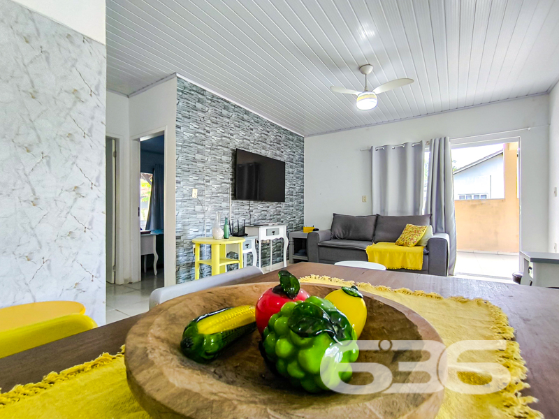 Residência térrea à venda no bairro Costeira, em Balneário Barra do Sul/SC – conforto, privacidade e excelente localização!
Apresentamos esta charmosa casa térrea, com aproximadamente 85m² de área, situada em um terreno de 287,10m². Localizada a apenas 200 metros da lagoa, essa é uma oportunidade única para quem busca tranquilidade e qualidade de vida, próxima à natureza e com fácil acesso a serviços essenciais.
O imóvel oferece ambientes acolhedores e bem iluminados, com dois dormitórios, um banheiro social, sala de estar ampla e arejada, sala de jantar integrada e cozinha funcional. O destaque fica por conta da varanda frontal e dos fundos, ideais para instalar redes e curtir momentos de descanso. A área externa ainda conta com um belo jardim, espaço generoso para circulação e uma edícula nos fundos com grande potencial para ser transformada em área de festas, ateliê ou espaço gourmet.
São duas vagas de garagem cobertas e espaço adicional para mais veículos. O acabamento é moderno e bem conservado, com forro em PVC, piso cerâmico claro e janelas que proporcionam excelente ventilação natural. A decoração interna combina o estilo rústico com toques de cor e personalidade, criando uma atmosfera alegre e acolhedora.
A residência conta com conexão de internet por fibra ótica, permite animais e está situada em região com fácil acesso a transporte público, escolas, hospitais e comércios locais. Ideal tanto para moradia fixa quanto para casa de veraneio.
Não perca a oportunidade de viver com conforto e praticidade em um dos bairros mais desejados de Balneário Barra do Sul. Entre em contato com a 636 Negócios Imobiliários e agende sua visita. Aqui, sua conquista é levada a sério — com segurança jurídica, atendimento personalizado e mais de 30 anos de experiência no mercado!
636 NEGÓCIOS IMOBILIÁRIOS: A SUA MELHOR ESCOLHA
Com mais de 30 anos de experiência, a 636 Negócios Imobiliários é sua parceira ideal para encontrar o imóvel perfeito. Estamos prontos para ajudá-lo a fazer deste imóvel o seu novo lar.
Telefone: (47) 3451-0636
WhatsApp: (47) 99190-0636
Não perca esta oportunidade única. Visite nosso site para mais informações: i636.com.br