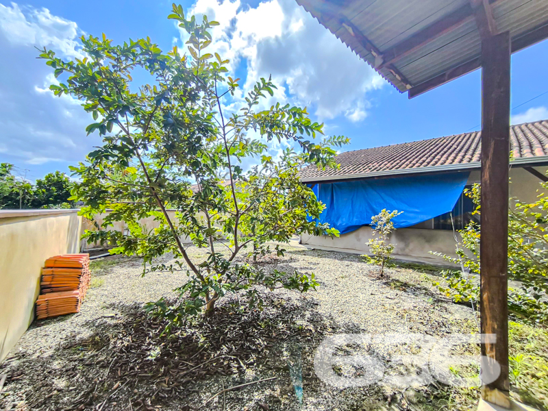 Residência térrea à venda no bairro Costeira, em Balneário Barra do Sul/SC – conforto, privacidade e excelente localização!
Apresentamos esta charmosa casa térrea, com aproximadamente 85m² de área, situada em um terreno de 287,10m². Localizada a apenas 200 metros da lagoa, essa é uma oportunidade única para quem busca tranquilidade e qualidade de vida, próxima à natureza e com fácil acesso a serviços essenciais.
O imóvel oferece ambientes acolhedores e bem iluminados, com dois dormitórios, um banheiro social, sala de estar ampla e arejada, sala de jantar integrada e cozinha funcional. O destaque fica por conta da varanda frontal e dos fundos, ideais para instalar redes e curtir momentos de descanso. A área externa ainda conta com um belo jardim, espaço generoso para circulação e uma edícula nos fundos com grande potencial para ser transformada em área de festas, ateliê ou espaço gourmet.
São duas vagas de garagem cobertas e espaço adicional para mais veículos. O acabamento é moderno e bem conservado, com forro em PVC, piso cerâmico claro e janelas que proporcionam excelente ventilação natural. A decoração interna combina o estilo rústico com toques de cor e personalidade, criando uma atmosfera alegre e acolhedora.
A residência conta com conexão de internet por fibra ótica, permite animais e está situada em região com fácil acesso a transporte público, escolas, hospitais e comércios locais. Ideal tanto para moradia fixa quanto para casa de veraneio.
Não perca a oportunidade de viver com conforto e praticidade em um dos bairros mais desejados de Balneário Barra do Sul. Entre em contato com a 636 Negócios Imobiliários e agende sua visita. Aqui, sua conquista é levada a sério — com segurança jurídica, atendimento personalizado e mais de 30 anos de experiência no mercado!
636 NEGÓCIOS IMOBILIÁRIOS: A SUA MELHOR ESCOLHA
Com mais de 30 anos de experiência, a 636 Negócios Imobiliários é sua parceira ideal para encontrar o imóvel perfeito. Estamos prontos para ajudá-lo a fazer deste imóvel o seu novo lar.
Telefone: (47) 3451-0636
WhatsApp: (47) 99190-0636
Não perca esta oportunidade única. Visite nosso site para mais informações: i636.com.br