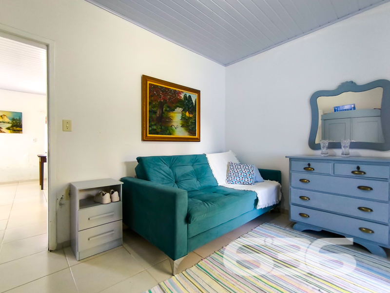 Residência térrea à venda no bairro Costeira, em Balneário Barra do Sul/SC – conforto, privacidade e excelente localização!
Apresentamos esta charmosa casa térrea, com aproximadamente 85m² de área, situada em um terreno de 287,10m². Localizada a apenas 200 metros da lagoa, essa é uma oportunidade única para quem busca tranquilidade e qualidade de vida, próxima à natureza e com fácil acesso a serviços essenciais.
O imóvel oferece ambientes acolhedores e bem iluminados, com dois dormitórios, um banheiro social, sala de estar ampla e arejada, sala de jantar integrada e cozinha funcional. O destaque fica por conta da varanda frontal e dos fundos, ideais para instalar redes e curtir momentos de descanso. A área externa ainda conta com um belo jardim, espaço generoso para circulação e uma edícula nos fundos com grande potencial para ser transformada em área de festas, ateliê ou espaço gourmet.
São duas vagas de garagem cobertas e espaço adicional para mais veículos. O acabamento é moderno e bem conservado, com forro em PVC, piso cerâmico claro e janelas que proporcionam excelente ventilação natural. A decoração interna combina o estilo rústico com toques de cor e personalidade, criando uma atmosfera alegre e acolhedora.
A residência conta com conexão de internet por fibra ótica, permite animais e está situada em região com fácil acesso a transporte público, escolas, hospitais e comércios locais. Ideal tanto para moradia fixa quanto para casa de veraneio.
Não perca a oportunidade de viver com conforto e praticidade em um dos bairros mais desejados de Balneário Barra do Sul. Entre em contato com a 636 Negócios Imobiliários e agende sua visita. Aqui, sua conquista é levada a sério — com segurança jurídica, atendimento personalizado e mais de 30 anos de experiência no mercado!
636 NEGÓCIOS IMOBILIÁRIOS: A SUA MELHOR ESCOLHA
Com mais de 30 anos de experiência, a 636 Negócios Imobiliários é sua parceira ideal para encontrar o imóvel perfeito. Estamos prontos para ajudá-lo a fazer deste imóvel o seu novo lar.
Telefone: (47) 3451-0636
WhatsApp: (47) 99190-0636
Não perca esta oportunidade única. Visite nosso site para mais informações: i636.com.br