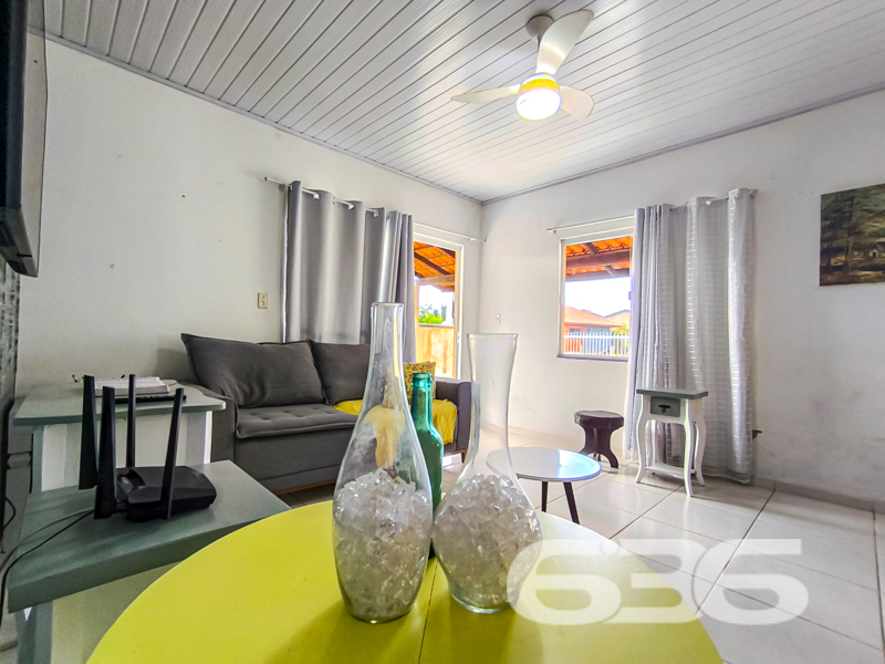 Residência térrea à venda no bairro Costeira, em Balneário Barra do Sul/SC – conforto, privacidade e excelente localização!
Apresentamos esta charmosa casa térrea, com aproximadamente 85m² de área, situada em um terreno de 287,10m². Localizada a apenas 200 metros da lagoa, essa é uma oportunidade única para quem busca tranquilidade e qualidade de vida, próxima à natureza e com fácil acesso a serviços essenciais.
O imóvel oferece ambientes acolhedores e bem iluminados, com dois dormitórios, um banheiro social, sala de estar ampla e arejada, sala de jantar integrada e cozinha funcional. O destaque fica por conta da varanda frontal e dos fundos, ideais para instalar redes e curtir momentos de descanso. A área externa ainda conta com um belo jardim, espaço generoso para circulação e uma edícula nos fundos com grande potencial para ser transformada em área de festas, ateliê ou espaço gourmet.
São duas vagas de garagem cobertas e espaço adicional para mais veículos. O acabamento é moderno e bem conservado, com forro em PVC, piso cerâmico claro e janelas que proporcionam excelente ventilação natural. A decoração interna combina o estilo rústico com toques de cor e personalidade, criando uma atmosfera alegre e acolhedora.
A residência conta com conexão de internet por fibra ótica, permite animais e está situada em região com fácil acesso a transporte público, escolas, hospitais e comércios locais. Ideal tanto para moradia fixa quanto para casa de veraneio.
Não perca a oportunidade de viver com conforto e praticidade em um dos bairros mais desejados de Balneário Barra do Sul. Entre em contato com a 636 Negócios Imobiliários e agende sua visita. Aqui, sua conquista é levada a sério — com segurança jurídica, atendimento personalizado e mais de 30 anos de experiência no mercado!
636 NEGÓCIOS IMOBILIÁRIOS: A SUA MELHOR ESCOLHA
Com mais de 30 anos de experiência, a 636 Negócios Imobiliários é sua parceira ideal para encontrar o imóvel perfeito. Estamos prontos para ajudá-lo a fazer deste imóvel o seu novo lar.
Telefone: (47) 3451-0636
WhatsApp: (47) 99190-0636
Não perca esta oportunidade única. Visite nosso site para mais informações: i636.com.br