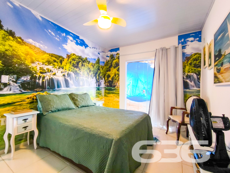 Residência térrea à venda no bairro Costeira, em Balneário Barra do Sul/SC – conforto, privacidade e excelente localização!
Apresentamos esta charmosa casa térrea, com aproximadamente 85m² de área, situada em um terreno de 287,10m². Localizada a apenas 200 metros da lagoa, essa é uma oportunidade única para quem busca tranquilidade e qualidade de vida, próxima à natureza e com fácil acesso a serviços essenciais.
O imóvel oferece ambientes acolhedores e bem iluminados, com dois dormitórios, um banheiro social, sala de estar ampla e arejada, sala de jantar integrada e cozinha funcional. O destaque fica por conta da varanda frontal e dos fundos, ideais para instalar redes e curtir momentos de descanso. A área externa ainda conta com um belo jardim, espaço generoso para circulação e uma edícula nos fundos com grande potencial para ser transformada em área de festas, ateliê ou espaço gourmet.
São duas vagas de garagem cobertas e espaço adicional para mais veículos. O acabamento é moderno e bem conservado, com forro em PVC, piso cerâmico claro e janelas que proporcionam excelente ventilação natural. A decoração interna combina o estilo rústico com toques de cor e personalidade, criando uma atmosfera alegre e acolhedora.
A residência conta com conexão de internet por fibra ótica, permite animais e está situada em região com fácil acesso a transporte público, escolas, hospitais e comércios locais. Ideal tanto para moradia fixa quanto para casa de veraneio.
Não perca a oportunidade de viver com conforto e praticidade em um dos bairros mais desejados de Balneário Barra do Sul. Entre em contato com a 636 Negócios Imobiliários e agende sua visita. Aqui, sua conquista é levada a sério — com segurança jurídica, atendimento personalizado e mais de 30 anos de experiência no mercado!
636 NEGÓCIOS IMOBILIÁRIOS: A SUA MELHOR ESCOLHA
Com mais de 30 anos de experiência, a 636 Negócios Imobiliários é sua parceira ideal para encontrar o imóvel perfeito. Estamos prontos para ajudá-lo a fazer deste imóvel o seu novo lar.
Telefone: (47) 3451-0636
WhatsApp: (47) 99190-0636
Não perca esta oportunidade única. Visite nosso site para mais informações: i636.com.br