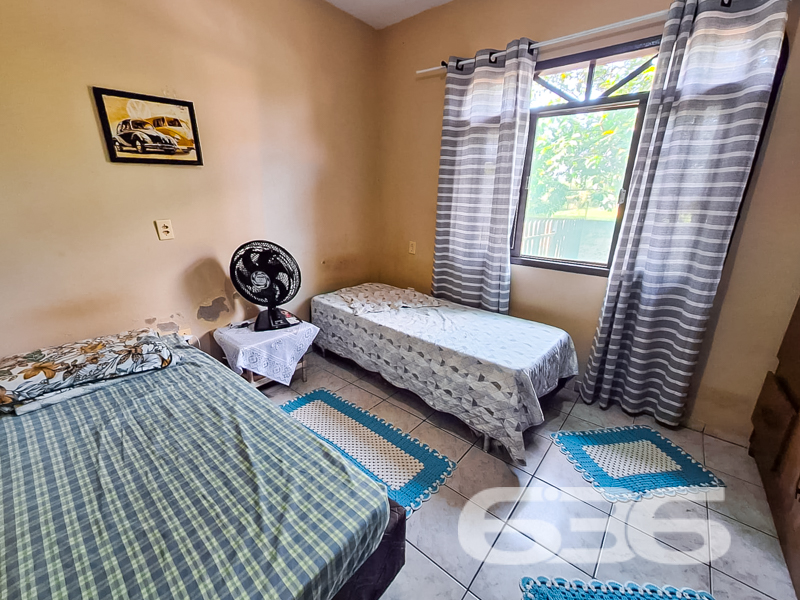 Casa Térrea com Terreno Amplo de Esquina à Venda no Bairro Adhemar Garcia em Joinville/SC – 636 Negócios Imobiliários

Se você busca um imóvel com terreno generoso, localização estratégica e ótimo custo-benefício para morar ou investir, esta residência é uma excelente oportunidade! Situada em terreno de esquina com 502,27 m² de área total, esta casa térrea padrão, oferece conforto, funcionalidade e potencial de valorização.

Com 120 m² de área construída, o imóvel possui ambientes bem distribuídos e ventilados. São 3 dormitórios, incluindo uma suíte, todos com janelas amplas que proporcionam excelente iluminação natural. A sala de estar é aconchegante, ideal para reunir a família e desfrutar de momentos especiais. A cozinha está posicionada de forma prática, com vista para a área externa e fácil acesso à lavanderia.

O terreno plano e de geometria regular abriga duas vagas cobertas e mais duas descobertas, além de contar com espaço de sobra para futuras ampliações, jardins ou uma área gourmet completa. A casa conta ainda com churrasqueira, 2 banheiros, e área de serviço independente, garantindo praticidade no dia a dia.

Localizada no bairro Adhemar Garcia, a casa está em rua pavimentada, próxima a comércios locais, escolas, transporte público e vias de acesso. A face sul proporciona conforto térmico, e a posição de esquina aumenta a privacidade e a valorização do imóvel.

Agende uma visita com a equipe da 636 Negócios Imobiliários e venha conhecer de perto tudo que este imóvel pode oferecer. São mais de 30 anos de experiência e excelência técnica na mediação imobiliária, com foco na segurança jurídica e no atendimento personalizado.
 
636 NEGÓCIOS IMOBILIÁRIOS: A SUA MELHOR ESCOLHA
Com mais de 30 anos de experiência, a 636 Negócios Imobiliários é sua parceira ideal para encontrar o imóvel perfeito. Estamos prontos para ajudá-lo a fazer deste imóvel o seu novo lar.
 
Telefone: (47) 3451-0636
WhatsApp: (47) 99190-0636
 
Não perca esta oportunidade única. Visite nosso site para mais informações: i636.com.br