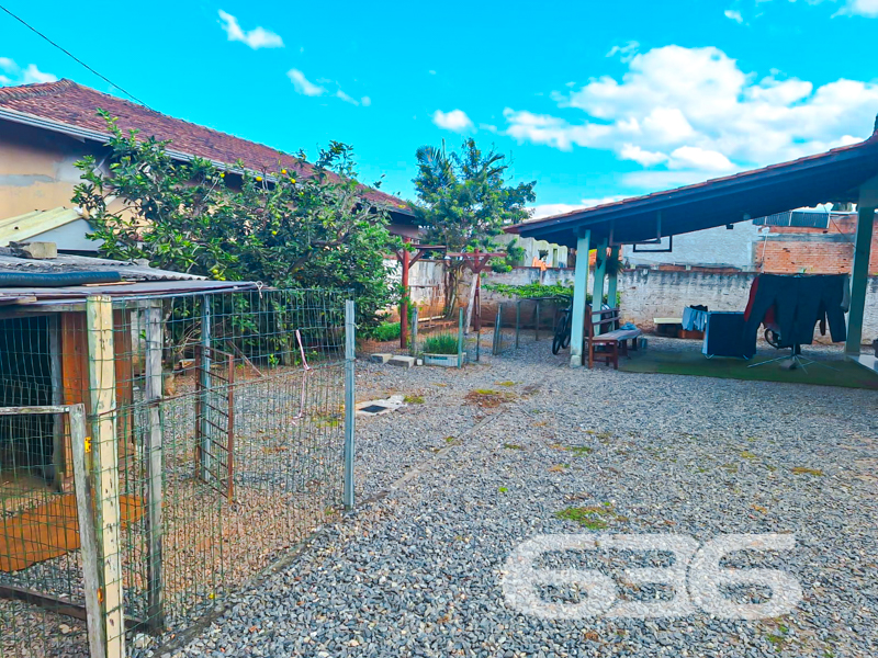 Casa Térrea com Terreno Amplo de Esquina à Venda no Bairro Adhemar Garcia em Joinville/SC – 636 Negócios Imobiliários

Se você busca um imóvel com terreno generoso, localização estratégica e ótimo custo-benefício para morar ou investir, esta residência é uma excelente oportunidade! Situada em terreno de esquina com 502,27 m² de área total, esta casa térrea padrão, oferece conforto, funcionalidade e potencial de valorização.

Com 120 m² de área construída, o imóvel possui ambientes bem distribuídos e ventilados. São 3 dormitórios, incluindo uma suíte, todos com janelas amplas que proporcionam excelente iluminação natural. A sala de estar é aconchegante, ideal para reunir a família e desfrutar de momentos especiais. A cozinha está posicionada de forma prática, com vista para a área externa e fácil acesso à lavanderia.

O terreno plano e de geometria regular abriga duas vagas cobertas e mais duas descobertas, além de contar com espaço de sobra para futuras ampliações, jardins ou uma área gourmet completa. A casa conta ainda com churrasqueira, 2 banheiros, e área de serviço independente, garantindo praticidade no dia a dia.

Localizada no bairro Adhemar Garcia, a casa está em rua pavimentada, próxima a comércios locais, escolas, transporte público e vias de acesso. A face sul proporciona conforto térmico, e a posição de esquina aumenta a privacidade e a valorização do imóvel.

Agende uma visita com a equipe da 636 Negócios Imobiliários e venha conhecer de perto tudo que este imóvel pode oferecer. São mais de 30 anos de experiência e excelência técnica na mediação imobiliária, com foco na segurança jurídica e no atendimento personalizado.
 
636 NEGÓCIOS IMOBILIÁRIOS: A SUA MELHOR ESCOLHA
Com mais de 30 anos de experiência, a 636 Negócios Imobiliários é sua parceira ideal para encontrar o imóvel perfeito. Estamos prontos para ajudá-lo a fazer deste imóvel o seu novo lar.
 
Telefone: (47) 3451-0636
WhatsApp: (47) 99190-0636
 
Não perca esta oportunidade única. Visite nosso site para mais informações: i636.com.br