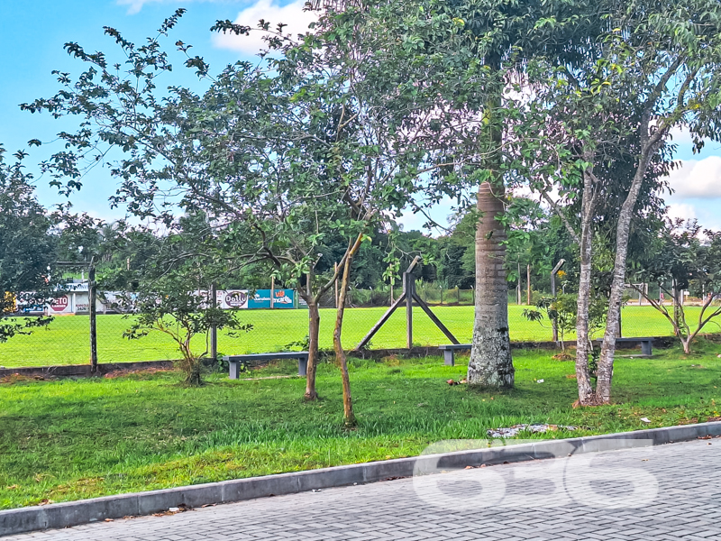 Casa Térrea com Terreno Amplo de Esquina à Venda no Bairro Adhemar Garcia em Joinville/SC – 636 Negócios Imobiliários

Se você busca um imóvel com terreno generoso, localização estratégica e ótimo custo-benefício para morar ou investir, esta residência é uma excelente oportunidade! Situada em terreno de esquina com 502,27 m² de área total, esta casa térrea padrão, oferece conforto, funcionalidade e potencial de valorização.

Com 120 m² de área construída, o imóvel possui ambientes bem distribuídos e ventilados. São 3 dormitórios, incluindo uma suíte, todos com janelas amplas que proporcionam excelente iluminação natural. A sala de estar é aconchegante, ideal para reunir a família e desfrutar de momentos especiais. A cozinha está posicionada de forma prática, com vista para a área externa e fácil acesso à lavanderia.

O terreno plano e de geometria regular abriga duas vagas cobertas e mais duas descobertas, além de contar com espaço de sobra para futuras ampliações, jardins ou uma área gourmet completa. A casa conta ainda com churrasqueira, 2 banheiros, e área de serviço independente, garantindo praticidade no dia a dia.

Localizada no bairro Adhemar Garcia, a casa está em rua pavimentada, próxima a comércios locais, escolas, transporte público e vias de acesso. A face sul proporciona conforto térmico, e a posição de esquina aumenta a privacidade e a valorização do imóvel.

Agende uma visita com a equipe da 636 Negócios Imobiliários e venha conhecer de perto tudo que este imóvel pode oferecer. São mais de 30 anos de experiência e excelência técnica na mediação imobiliária, com foco na segurança jurídica e no atendimento personalizado.
 
636 NEGÓCIOS IMOBILIÁRIOS: A SUA MELHOR ESCOLHA
Com mais de 30 anos de experiência, a 636 Negócios Imobiliários é sua parceira ideal para encontrar o imóvel perfeito. Estamos prontos para ajudá-lo a fazer deste imóvel o seu novo lar.
 
Telefone: (47) 3451-0636
WhatsApp: (47) 99190-0636
 
Não perca esta oportunidade única. Visite nosso site para mais informações: i636.com.br