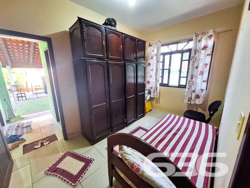 Casa Térrea com Terreno Amplo de Esquina à Venda no Bairro Adhemar Garcia em Joinville/SC – 636 Negócios Imobiliários

Se você busca um imóvel com terreno generoso, localização estratégica e ótimo custo-benefício para morar ou investir, esta residência é uma excelente oportunidade! Situada em terreno de esquina com 502,27 m² de área total, esta casa térrea padrão, oferece conforto, funcionalidade e potencial de valorização.

Com 120 m² de área construída, o imóvel possui ambientes bem distribuídos e ventilados. São 3 dormitórios, incluindo uma suíte, todos com janelas amplas que proporcionam excelente iluminação natural. A sala de estar é aconchegante, ideal para reunir a família e desfrutar de momentos especiais. A cozinha está posicionada de forma prática, com vista para a área externa e fácil acesso à lavanderia.

O terreno plano e de geometria regular abriga duas vagas cobertas e mais duas descobertas, além de contar com espaço de sobra para futuras ampliações, jardins ou uma área gourmet completa. A casa conta ainda com churrasqueira, 2 banheiros, e área de serviço independente, garantindo praticidade no dia a dia.

Localizada no bairro Adhemar Garcia, a casa está em rua pavimentada, próxima a comércios locais, escolas, transporte público e vias de acesso. A face sul proporciona conforto térmico, e a posição de esquina aumenta a privacidade e a valorização do imóvel.

Agende uma visita com a equipe da 636 Negócios Imobiliários e venha conhecer de perto tudo que este imóvel pode oferecer. São mais de 30 anos de experiência e excelência técnica na mediação imobiliária, com foco na segurança jurídica e no atendimento personalizado.
 
636 NEGÓCIOS IMOBILIÁRIOS: A SUA MELHOR ESCOLHA
Com mais de 30 anos de experiência, a 636 Negócios Imobiliários é sua parceira ideal para encontrar o imóvel perfeito. Estamos prontos para ajudá-lo a fazer deste imóvel o seu novo lar.
 
Telefone: (47) 3451-0636
WhatsApp: (47) 99190-0636
 
Não perca esta oportunidade única. Visite nosso site para mais informações: i636.com.br