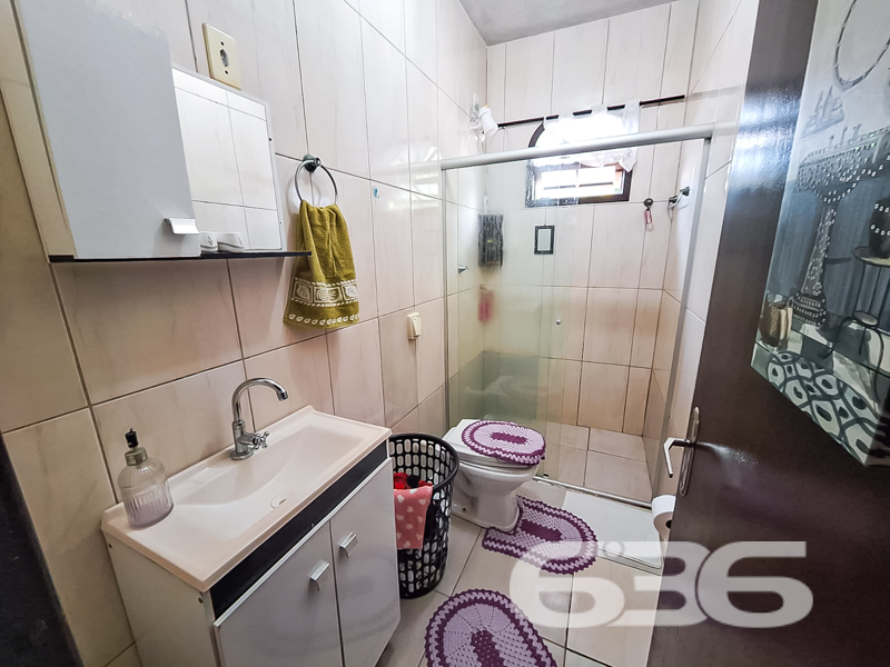 Casa Térrea com Terreno Amplo de Esquina à Venda no Bairro Adhemar Garcia em Joinville/SC – 636 Negócios Imobiliários

Se você busca um imóvel com terreno generoso, localização estratégica e ótimo custo-benefício para morar ou investir, esta residência é uma excelente oportunidade! Situada em terreno de esquina com 502,27 m² de área total, esta casa térrea padrão, oferece conforto, funcionalidade e potencial de valorização.

Com 120 m² de área construída, o imóvel possui ambientes bem distribuídos e ventilados. São 3 dormitórios, incluindo uma suíte, todos com janelas amplas que proporcionam excelente iluminação natural. A sala de estar é aconchegante, ideal para reunir a família e desfrutar de momentos especiais. A cozinha está posicionada de forma prática, com vista para a área externa e fácil acesso à lavanderia.

O terreno plano e de geometria regular abriga duas vagas cobertas e mais duas descobertas, além de contar com espaço de sobra para futuras ampliações, jardins ou uma área gourmet completa. A casa conta ainda com churrasqueira, 2 banheiros, e área de serviço independente, garantindo praticidade no dia a dia.

Localizada no bairro Adhemar Garcia, a casa está em rua pavimentada, próxima a comércios locais, escolas, transporte público e vias de acesso. A face sul proporciona conforto térmico, e a posição de esquina aumenta a privacidade e a valorização do imóvel.

Agende uma visita com a equipe da 636 Negócios Imobiliários e venha conhecer de perto tudo que este imóvel pode oferecer. São mais de 30 anos de experiência e excelência técnica na mediação imobiliária, com foco na segurança jurídica e no atendimento personalizado.
 
636 NEGÓCIOS IMOBILIÁRIOS: A SUA MELHOR ESCOLHA
Com mais de 30 anos de experiência, a 636 Negócios Imobiliários é sua parceira ideal para encontrar o imóvel perfeito. Estamos prontos para ajudá-lo a fazer deste imóvel o seu novo lar.
 
Telefone: (47) 3451-0636
WhatsApp: (47) 99190-0636
 
Não perca esta oportunidade única. Visite nosso site para mais informações: i636.com.br