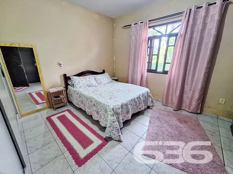 Casa Térrea com Terreno Amplo de Esquina à Venda no Bairro Adhemar Garcia em Joinville/SC – 636 Negócios Imobiliários

Se você busca um imóvel com terreno generoso, localização estratégica e ótimo custo-benefício para morar ou investir, esta residência é uma excelente oportunidade! Situada em terreno de esquina com 502,27 m² de área total, esta casa térrea padrão, oferece conforto, funcionalidade e potencial de valorização.

Com 120 m² de área construída, o imóvel possui ambientes bem distribuídos e ventilados. São 3 dormitórios, incluindo uma suíte, todos com janelas amplas que proporcionam excelente iluminação natural. A sala de estar é aconchegante, ideal para reunir a família e desfrutar de momentos especiais. A cozinha está posicionada de forma prática, com vista para a área externa e fácil acesso à lavanderia.

O terreno plano e de geometria regular abriga duas vagas cobertas e mais duas descobertas, além de contar com espaço de sobra para futuras ampliações, jardins ou uma área gourmet completa. A casa conta ainda com churrasqueira, 2 banheiros, e área de serviço independente, garantindo praticidade no dia a dia.

Localizada no bairro Adhemar Garcia, a casa está em rua pavimentada, próxima a comércios locais, escolas, transporte público e vias de acesso. A face sul proporciona conforto térmico, e a posição de esquina aumenta a privacidade e a valorização do imóvel.

Agende uma visita com a equipe da 636 Negócios Imobiliários e venha conhecer de perto tudo que este imóvel pode oferecer. São mais de 30 anos de experiência e excelência técnica na mediação imobiliária, com foco na segurança jurídica e no atendimento personalizado.
 
636 NEGÓCIOS IMOBILIÁRIOS: A SUA MELHOR ESCOLHA
Com mais de 30 anos de experiência, a 636 Negócios Imobiliários é sua parceira ideal para encontrar o imóvel perfeito. Estamos prontos para ajudá-lo a fazer deste imóvel o seu novo lar.
 
Telefone: (47) 3451-0636
WhatsApp: (47) 99190-0636
 
Não perca esta oportunidade única. Visite nosso site para mais informações: i636.com.br
