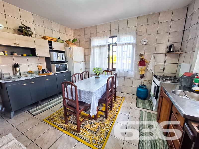 Casa Térrea com Terreno Amplo de Esquina à Venda no Bairro Adhemar Garcia em Joinville/SC – 636 Negócios Imobiliários

Se você busca um imóvel com terreno generoso, localização estratégica e ótimo custo-benefício para morar ou investir, esta residência é uma excelente oportunidade! Situada em terreno de esquina com 502,27 m² de área total, esta casa térrea padrão, oferece conforto, funcionalidade e potencial de valorização.

Com 120 m² de área construída, o imóvel possui ambientes bem distribuídos e ventilados. São 3 dormitórios, incluindo uma suíte, todos com janelas amplas que proporcionam excelente iluminação natural. A sala de estar é aconchegante, ideal para reunir a família e desfrutar de momentos especiais. A cozinha está posicionada de forma prática, com vista para a área externa e fácil acesso à lavanderia.

O terreno plano e de geometria regular abriga duas vagas cobertas e mais duas descobertas, além de contar com espaço de sobra para futuras ampliações, jardins ou uma área gourmet completa. A casa conta ainda com churrasqueira, 2 banheiros, e área de serviço independente, garantindo praticidade no dia a dia.

Localizada no bairro Adhemar Garcia, a casa está em rua pavimentada, próxima a comércios locais, escolas, transporte público e vias de acesso. A face sul proporciona conforto térmico, e a posição de esquina aumenta a privacidade e a valorização do imóvel.

Agende uma visita com a equipe da 636 Negócios Imobiliários e venha conhecer de perto tudo que este imóvel pode oferecer. São mais de 30 anos de experiência e excelência técnica na mediação imobiliária, com foco na segurança jurídica e no atendimento personalizado.
 
636 NEGÓCIOS IMOBILIÁRIOS: A SUA MELHOR ESCOLHA
Com mais de 30 anos de experiência, a 636 Negócios Imobiliários é sua parceira ideal para encontrar o imóvel perfeito. Estamos prontos para ajudá-lo a fazer deste imóvel o seu novo lar.
 
Telefone: (47) 3451-0636
WhatsApp: (47) 99190-0636
 
Não perca esta oportunidade única. Visite nosso site para mais informações: i636.com.br