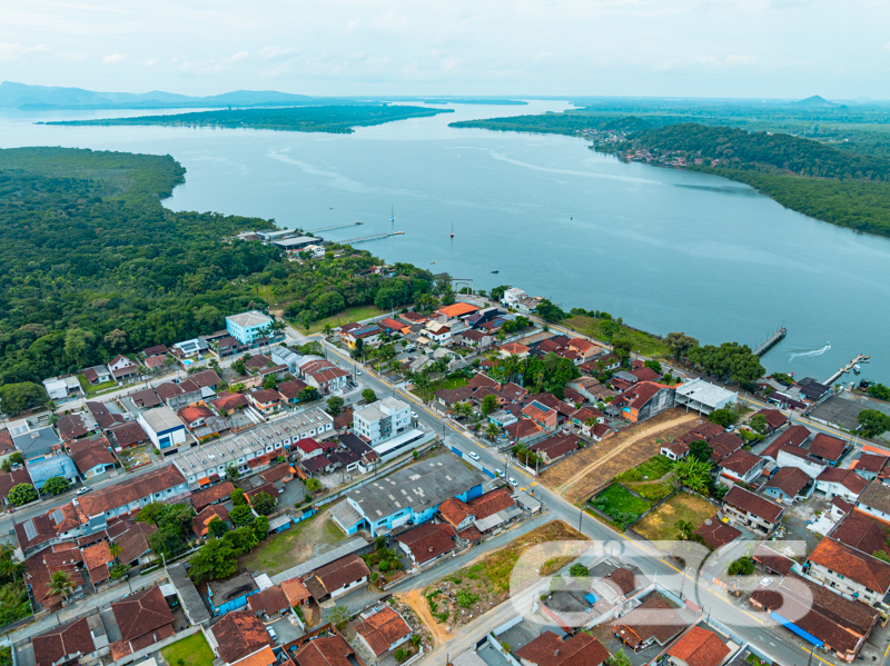 INVESTIMENTO COM ALTO POTENCIAL DE RENDA EM JOINVILLE/SC – RESIDENCIAL MULTIUNIDADES NO ESPINHEIROS

Se você está em busca de uma excelente oportunidade para investir em um imóvel com perfil de renda passiva ou deseja uma moradia com estrutura versátil para diferentes famílias, esta é a sua chance. A 636 Negócios Imobiliários apresenta com exclusividade este imóvel diferenciado localizado no bairro Espinheiros, em Joinville/SC, a poucos metros da Baía da Babitonga, com vista privilegiada e localização estratégica próxima a comércios, escolas, transporte público e serviços essenciais.

Construído em terreno plano de 551,25 m², o imóvel possui 200,00 m² de área, distribuída entre diversas quitinetes e unidades residenciais independentes, compondo um total de 5 dormitórios, 4 banheiros, 4 cozinhas, 4 áreas de serviço, além de espaço para 5 vagas de garagem (3 descobertas e 2 cobertas). Um diferencial importante: todas as unidades possuem acesso individualizado, o que facilita a locação separada para fins residenciais.

Destaques:

Internet por fibra óptica disponível.
Permite animais.
Região em crescimento, com alto índice de valorização.
Vizinhança consolidada com empreendimentos residenciais recentes.

Não perca esta oportunidade estratégica. Agende sua visita com a equipe técnica da 636 Negócios Imobiliários e descubra o potencial desse imóvel que une localização, estrutura e rentabilidade em um só lugar.
 
636 NEGÓCIOS IMOBILIÁRIOS: A SUA MELHOR ESCOLHA
Com mais de 30 anos de experiência, a 636 Negócios Imobiliários é sua parceira ideal para encontrar o imóvel perfeito. Estamos prontos para ajudá-lo a fazer deste imóvel o seu novo lar.
 
Telefone: (47) 3451-0636
WhatsApp: (47) 99190-0636
 
Não perca esta oportunidade única. Visite nosso site para mais informações: i636.com.br