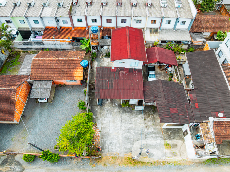 INVESTIMENTO COM ALTO POTENCIAL DE RENDA EM JOINVILLE/SC – RESIDENCIAL MULTIUNIDADES NO ESPINHEIROS

Se você está em busca de uma excelente oportunidade para investir em um imóvel com perfil de renda passiva ou deseja uma moradia com estrutura versátil para diferentes famílias, esta é a sua chance. A 636 Negócios Imobiliários apresenta com exclusividade este imóvel diferenciado localizado no bairro Espinheiros, em Joinville/SC, a poucos metros da Baía da Babitonga, com vista privilegiada e localização estratégica próxima a comércios, escolas, transporte público e serviços essenciais.

Construído em terreno plano de 551,25 m², o imóvel possui 200,00 m² de área, distribuída entre diversas quitinetes e unidades residenciais independentes, compondo um total de 5 dormitórios, 4 banheiros, 4 cozinhas, 4 áreas de serviço, além de espaço para 5 vagas de garagem (3 descobertas e 2 cobertas). Um diferencial importante: todas as unidades possuem acesso individualizado, o que facilita a locação separada para fins residenciais.

Destaques:

Internet por fibra óptica disponível.
Permite animais.
Região em crescimento, com alto índice de valorização.
Vizinhança consolidada com empreendimentos residenciais recentes.

Não perca esta oportunidade estratégica. Agende sua visita com a equipe técnica da 636 Negócios Imobiliários e descubra o potencial desse imóvel que une localização, estrutura e rentabilidade em um só lugar.
 
636 NEGÓCIOS IMOBILIÁRIOS: A SUA MELHOR ESCOLHA
Com mais de 30 anos de experiência, a 636 Negócios Imobiliários é sua parceira ideal para encontrar o imóvel perfeito. Estamos prontos para ajudá-lo a fazer deste imóvel o seu novo lar.
 
Telefone: (47) 3451-0636
WhatsApp: (47) 99190-0636
 
Não perca esta oportunidade única. Visite nosso site para mais informações: i636.com.br