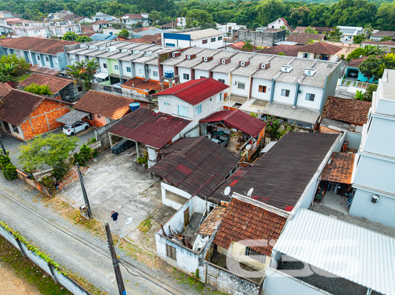 INVESTIMENTO COM ALTO POTENCIAL DE RENDA EM JOINVILLE/SC – RESIDENCIAL MULTIUNIDADES NO ESPINHEIROS

Se você está em busca de uma excelente oportunidade para investir em um imóvel com perfil de renda passiva ou deseja uma moradia com estrutura versátil para diferentes famílias, esta é a sua chance. A 636 Negócios Imobiliários apresenta com exclusividade este imóvel diferenciado localizado no bairro Espinheiros, em Joinville/SC, a poucos metros da Baía da Babitonga, com vista privilegiada e localização estratégica próxima a comércios, escolas, transporte público e serviços essenciais.

Construído em terreno plano de 551,25 m², o imóvel possui 200,00 m² de área, distribuída entre diversas quitinetes e unidades residenciais independentes, compondo um total de 5 dormitórios, 4 banheiros, 4 cozinhas, 4 áreas de serviço, além de espaço para 5 vagas de garagem (3 descobertas e 2 cobertas). Um diferencial importante: todas as unidades possuem acesso individualizado, o que facilita a locação separada para fins residenciais.

Destaques:

Internet por fibra óptica disponível.
Permite animais.
Região em crescimento, com alto índice de valorização.
Vizinhança consolidada com empreendimentos residenciais recentes.

Não perca esta oportunidade estratégica. Agende sua visita com a equipe técnica da 636 Negócios Imobiliários e descubra o potencial desse imóvel que une localização, estrutura e rentabilidade em um só lugar.
 
636 NEGÓCIOS IMOBILIÁRIOS: A SUA MELHOR ESCOLHA
Com mais de 30 anos de experiência, a 636 Negócios Imobiliários é sua parceira ideal para encontrar o imóvel perfeito. Estamos prontos para ajudá-lo a fazer deste imóvel o seu novo lar.
 
Telefone: (47) 3451-0636
WhatsApp: (47) 99190-0636
 
Não perca esta oportunidade única. Visite nosso site para mais informações: i636.com.br
