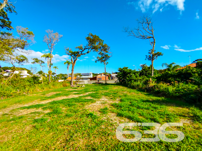 Terreno à venda no Ervino – São Francisco do Sul/SC

Se você está buscando um terreno plano, em uma localização estratégica no litoral norte de Santa Catarina, esta é a oportunidade ideal.

Localizado no bairro Ervino, em São Francisco do Sul/SC, este terreno possui 375 m², com 12,50 metros de frente e fundos, e 30 metros nas laterais, formando um lote de geometria regular e topografia plana, perfeito para construção imediata.

Diferenciais da localização:

Apenas alguns metros da Praia do Ervino, uma das mais tranquilas e preservadas da região, próximo do do Canal do Linguado, excelente ponto para quem aprecia pesca, esportes náuticos e contato com a natureza.

Região em franca expansão, ideal tanto para uso residencial quanto para investimento de longo prazo.

As fotos comprovam o potencial deste terreno: arborizado, com boa incidência solar, ventilação natural e rodeado por verde. É um espaço que oferece liberdade para construir com conforto, privacidade e qualidade de vida.
 
636 NEGÓCIOS IMOBILIÁRIOS: A SUA MELHOR ESCOLHA
Com mais de 30 anos de experiência, a 636 Negócios Imobiliários é sua parceira ideal para encontrar o imóvel perfeito. Estamos prontos para ajudá-lo a fazer deste imóvel o seu novo lar.
 
Telefone: (47) 3451-0636
WhatsApp: (47) 99190-0636
 
Não perca esta oportunidade única. Visite nosso site para mais informações: i636.com.br