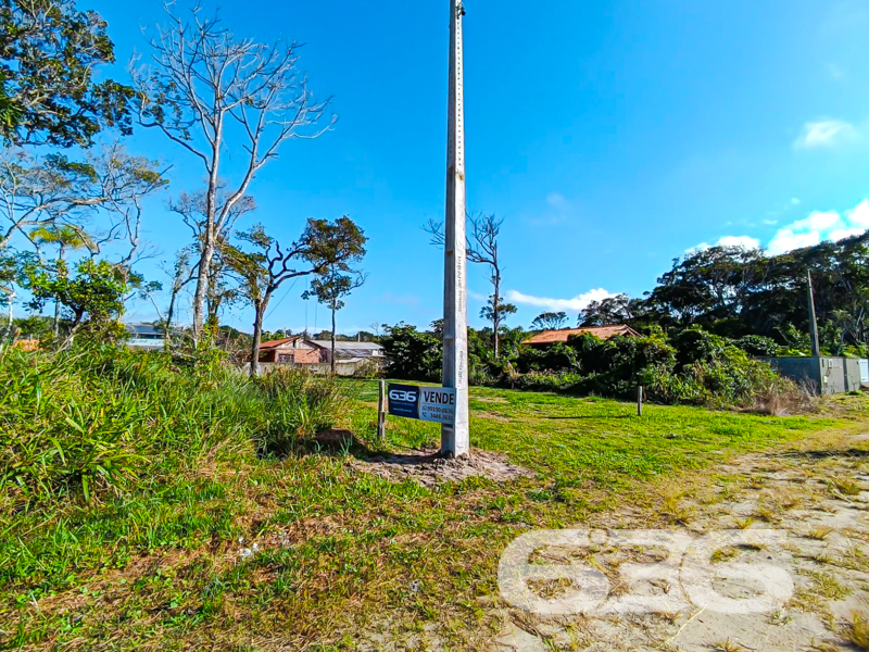 Terreno à venda no Ervino – São Francisco do Sul/SC

Se você está buscando um terreno plano, em uma localização estratégica no litoral norte de Santa Catarina, esta é a oportunidade ideal.

Localizado no bairro Ervino, em São Francisco do Sul/SC, este terreno possui 375 m², com 12,50 metros de frente e fundos, e 30 metros nas laterais, formando um lote de geometria regular e topografia plana, perfeito para construção imediata.

Diferenciais da localização:

Apenas alguns metros da Praia do Ervino, uma das mais tranquilas e preservadas da região, próximo do do Canal do Linguado, excelente ponto para quem aprecia pesca, esportes náuticos e contato com a natureza.

Região em franca expansão, ideal tanto para uso residencial quanto para investimento de longo prazo.

As fotos comprovam o potencial deste terreno: arborizado, com boa incidência solar, ventilação natural e rodeado por verde. É um espaço que oferece liberdade para construir com conforto, privacidade e qualidade de vida.
 
636 NEGÓCIOS IMOBILIÁRIOS: A SUA MELHOR ESCOLHA
Com mais de 30 anos de experiência, a 636 Negócios Imobiliários é sua parceira ideal para encontrar o imóvel perfeito. Estamos prontos para ajudá-lo a fazer deste imóvel o seu novo lar.
 
Telefone: (47) 3451-0636
WhatsApp: (47) 99190-0636
 
Não perca esta oportunidade única. Visite nosso site para mais informações: i636.com.br