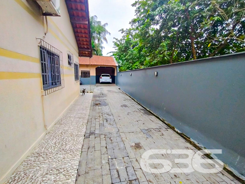 Seu novo lar em Joinville te espera com conforto, charme e uma localização estratégica!

Se você procura um imóvel térreo, com ótima área de terreno, ambientes aconchegantes e que ofereça espaço, funcionalidade e tranquilidade para toda a família — essa é a oportunidade ideal! Estuda permuta.

Localizada no bairro João Costa, em Joinville/SC, esta residência padrão conta com área construída de 129,58m², em um terreno com 362,25m². Está situada em rua pavimentada, próxima a escolas, hospitais, transporte público, shopping center e diversos serviços essenciais.

O imóvel possui uma distribuição pensada para o bem-estar: são 4 dormitórios, 2 banheiros, uma acolhedora sala de estar, cozinha planejada com móveis sob medida, área de serviço, além de uma charmosa varanda com redes. A área externa conta com um belo jardim, espaço de festas com churrasqueira e até horta organizada. O terreno é todo murado, cercado e com acesso facilitado.

A garagem oferece espaço para até 5 veículos, sendo 1 vaga coberta. Outro diferencial é que ficam os móveis da cozinha, agregando praticidade e economia para quem deseja mudar com agilidade.

Uma excelente oportunidade para quem deseja morar com qualidade e segurança, em uma casa acolhedora, funcional e em região valorizada!

Agende uma visita com um de nossos corretores da 636 Negócios Imobiliários. Aqui, cada detalhe é cuidado com experiência, seriedade e a certeza de que o seu novo lar começa com uma grande escolha.
 
636 NEGÓCIOS IMOBILIÁRIOS: A SUA MELHOR ESCOLHA
Com mais de 30 anos de experiência, a 636 Negócios Imobiliários é sua parceira ideal para encontrar o imóvel perfeito. Estamos prontos para ajudá-lo a fazer deste imóvel o seu novo lar.
 
Telefone: (47) 3451-0636
WhatsApp: (47) 99190-0636
 
Não perca esta oportunidade única. Visite nosso site para mais informações: i636.com.br