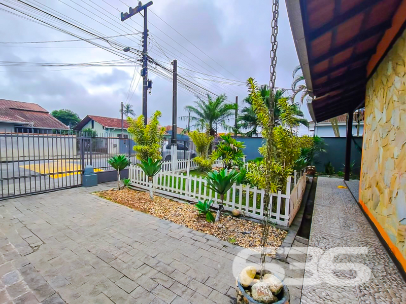 Seu novo lar em Joinville te espera com conforto, charme e uma localização estratégica!

Se você procura um imóvel térreo, com ótima área de terreno, ambientes aconchegantes e que ofereça espaço, funcionalidade e tranquilidade para toda a família — essa é a oportunidade ideal! Estuda permuta.

Localizada no bairro João Costa, em Joinville/SC, esta residência padrão conta com área construída de 129,58m², em um terreno com 362,25m². Está situada em rua pavimentada, próxima a escolas, hospitais, transporte público, shopping center e diversos serviços essenciais.

O imóvel possui uma distribuição pensada para o bem-estar: são 4 dormitórios, 2 banheiros, uma acolhedora sala de estar, cozinha planejada com móveis sob medida, área de serviço, além de uma charmosa varanda com redes. A área externa conta com um belo jardim, espaço de festas com churrasqueira e até horta organizada. O terreno é todo murado, cercado e com acesso facilitado.

A garagem oferece espaço para até 5 veículos, sendo 1 vaga coberta. Outro diferencial é que ficam os móveis da cozinha, agregando praticidade e economia para quem deseja mudar com agilidade.

Uma excelente oportunidade para quem deseja morar com qualidade e segurança, em uma casa acolhedora, funcional e em região valorizada!

Agende uma visita com um de nossos corretores da 636 Negócios Imobiliários. Aqui, cada detalhe é cuidado com experiência, seriedade e a certeza de que o seu novo lar começa com uma grande escolha.
 
636 NEGÓCIOS IMOBILIÁRIOS: A SUA MELHOR ESCOLHA
Com mais de 30 anos de experiência, a 636 Negócios Imobiliários é sua parceira ideal para encontrar o imóvel perfeito. Estamos prontos para ajudá-lo a fazer deste imóvel o seu novo lar.
 
Telefone: (47) 3451-0636
WhatsApp: (47) 99190-0636
 
Não perca esta oportunidade única. Visite nosso site para mais informações: i636.com.br