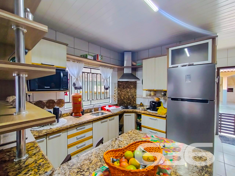 Seu novo lar em Joinville te espera com conforto, charme e uma localização estratégica!

Se você procura um imóvel térreo, com ótima área de terreno, ambientes aconchegantes e que ofereça espaço, funcionalidade e tranquilidade para toda a família — essa é a oportunidade ideal! Estuda permuta.

Localizada no bairro João Costa, em Joinville/SC, esta residência padrão conta com área construída de 129,58m², em um terreno com 362,25m². Está situada em rua pavimentada, próxima a escolas, hospitais, transporte público, shopping center e diversos serviços essenciais.

O imóvel possui uma distribuição pensada para o bem-estar: são 4 dormitórios, 2 banheiros, uma acolhedora sala de estar, cozinha planejada com móveis sob medida, área de serviço, além de uma charmosa varanda com redes. A área externa conta com um belo jardim, espaço de festas com churrasqueira e até horta organizada. O terreno é todo murado, cercado e com acesso facilitado.

A garagem oferece espaço para até 5 veículos, sendo 1 vaga coberta. Outro diferencial é que ficam os móveis da cozinha, agregando praticidade e economia para quem deseja mudar com agilidade.

Uma excelente oportunidade para quem deseja morar com qualidade e segurança, em uma casa acolhedora, funcional e em região valorizada!

Agende uma visita com um de nossos corretores da 636 Negócios Imobiliários. Aqui, cada detalhe é cuidado com experiência, seriedade e a certeza de que o seu novo lar começa com uma grande escolha.
 
636 NEGÓCIOS IMOBILIÁRIOS: A SUA MELHOR ESCOLHA
Com mais de 30 anos de experiência, a 636 Negócios Imobiliários é sua parceira ideal para encontrar o imóvel perfeito. Estamos prontos para ajudá-lo a fazer deste imóvel o seu novo lar.
 
Telefone: (47) 3451-0636
WhatsApp: (47) 99190-0636
 
Não perca esta oportunidade única. Visite nosso site para mais informações: i636.com.br