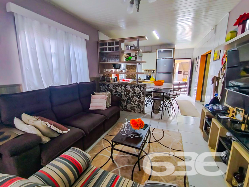Seu novo lar em Joinville te espera com conforto, charme e uma localização estratégica!

Se você procura um imóvel térreo, com ótima área de terreno, ambientes aconchegantes e que ofereça espaço, funcionalidade e tranquilidade para toda a família — essa é a oportunidade ideal! Estuda permuta.

Localizada no bairro João Costa, em Joinville/SC, esta residência padrão conta com área construída de 129,58m², em um terreno com 362,25m². Está situada em rua pavimentada, próxima a escolas, hospitais, transporte público, shopping center e diversos serviços essenciais.

O imóvel possui uma distribuição pensada para o bem-estar: são 4 dormitórios, 2 banheiros, uma acolhedora sala de estar, cozinha planejada com móveis sob medida, área de serviço, além de uma charmosa varanda com redes. A área externa conta com um belo jardim, espaço de festas com churrasqueira e até horta organizada. O terreno é todo murado, cercado e com acesso facilitado.

A garagem oferece espaço para até 5 veículos, sendo 1 vaga coberta. Outro diferencial é que ficam os móveis da cozinha, agregando praticidade e economia para quem deseja mudar com agilidade.

Uma excelente oportunidade para quem deseja morar com qualidade e segurança, em uma casa acolhedora, funcional e em região valorizada!

Agende uma visita com um de nossos corretores da 636 Negócios Imobiliários. Aqui, cada detalhe é cuidado com experiência, seriedade e a certeza de que o seu novo lar começa com uma grande escolha.
 
636 NEGÓCIOS IMOBILIÁRIOS: A SUA MELHOR ESCOLHA
Com mais de 30 anos de experiência, a 636 Negócios Imobiliários é sua parceira ideal para encontrar o imóvel perfeito. Estamos prontos para ajudá-lo a fazer deste imóvel o seu novo lar.
 
Telefone: (47) 3451-0636
WhatsApp: (47) 99190-0636
 
Não perca esta oportunidade única. Visite nosso site para mais informações: i636.com.br