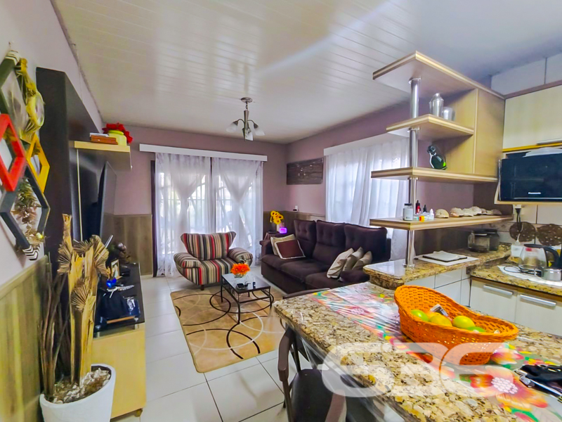 Seu novo lar em Joinville te espera com conforto, charme e uma localização estratégica!

Se você procura um imóvel térreo, com ótima área de terreno, ambientes aconchegantes e que ofereça espaço, funcionalidade e tranquilidade para toda a família — essa é a oportunidade ideal! Estuda permuta.

Localizada no bairro João Costa, em Joinville/SC, esta residência padrão conta com área construída de 129,58m², em um terreno com 362,25m². Está situada em rua pavimentada, próxima a escolas, hospitais, transporte público, shopping center e diversos serviços essenciais.

O imóvel possui uma distribuição pensada para o bem-estar: são 4 dormitórios, 2 banheiros, uma acolhedora sala de estar, cozinha planejada com móveis sob medida, área de serviço, além de uma charmosa varanda com redes. A área externa conta com um belo jardim, espaço de festas com churrasqueira e até horta organizada. O terreno é todo murado, cercado e com acesso facilitado.

A garagem oferece espaço para até 5 veículos, sendo 1 vaga coberta. Outro diferencial é que ficam os móveis da cozinha, agregando praticidade e economia para quem deseja mudar com agilidade.

Uma excelente oportunidade para quem deseja morar com qualidade e segurança, em uma casa acolhedora, funcional e em região valorizada!

Agende uma visita com um de nossos corretores da 636 Negócios Imobiliários. Aqui, cada detalhe é cuidado com experiência, seriedade e a certeza de que o seu novo lar começa com uma grande escolha.
 
636 NEGÓCIOS IMOBILIÁRIOS: A SUA MELHOR ESCOLHA
Com mais de 30 anos de experiência, a 636 Negócios Imobiliários é sua parceira ideal para encontrar o imóvel perfeito. Estamos prontos para ajudá-lo a fazer deste imóvel o seu novo lar.
 
Telefone: (47) 3451-0636
WhatsApp: (47) 99190-0636
 
Não perca esta oportunidade única. Visite nosso site para mais informações: i636.com.br