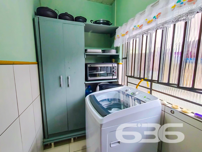 Seu novo lar em Joinville te espera com conforto, charme e uma localização estratégica!

Se você procura um imóvel térreo, com ótima área de terreno, ambientes aconchegantes e que ofereça espaço, funcionalidade e tranquilidade para toda a família — essa é a oportunidade ideal! Estuda permuta.

Localizada no bairro João Costa, em Joinville/SC, esta residência padrão conta com área construída de 129,58m², em um terreno com 362,25m². Está situada em rua pavimentada, próxima a escolas, hospitais, transporte público, shopping center e diversos serviços essenciais.

O imóvel possui uma distribuição pensada para o bem-estar: são 4 dormitórios, 2 banheiros, uma acolhedora sala de estar, cozinha planejada com móveis sob medida, área de serviço, além de uma charmosa varanda com redes. A área externa conta com um belo jardim, espaço de festas com churrasqueira e até horta organizada. O terreno é todo murado, cercado e com acesso facilitado.

A garagem oferece espaço para até 5 veículos, sendo 1 vaga coberta. Outro diferencial é que ficam os móveis da cozinha, agregando praticidade e economia para quem deseja mudar com agilidade.

Uma excelente oportunidade para quem deseja morar com qualidade e segurança, em uma casa acolhedora, funcional e em região valorizada!

Agende uma visita com um de nossos corretores da 636 Negócios Imobiliários. Aqui, cada detalhe é cuidado com experiência, seriedade e a certeza de que o seu novo lar começa com uma grande escolha.
 
636 NEGÓCIOS IMOBILIÁRIOS: A SUA MELHOR ESCOLHA
Com mais de 30 anos de experiência, a 636 Negócios Imobiliários é sua parceira ideal para encontrar o imóvel perfeito. Estamos prontos para ajudá-lo a fazer deste imóvel o seu novo lar.
 
Telefone: (47) 3451-0636
WhatsApp: (47) 99190-0636
 
Não perca esta oportunidade única. Visite nosso site para mais informações: i636.com.br