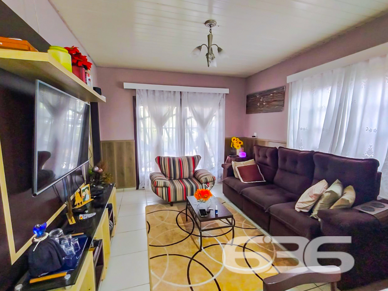 Seu novo lar em Joinville te espera com conforto, charme e uma localização estratégica!

Se você procura um imóvel térreo, com ótima área de terreno, ambientes aconchegantes e que ofereça espaço, funcionalidade e tranquilidade para toda a família — essa é a oportunidade ideal! Estuda permuta.

Localizada no bairro João Costa, em Joinville/SC, esta residência padrão conta com área construída de 129,58m², em um terreno com 362,25m². Está situada em rua pavimentada, próxima a escolas, hospitais, transporte público, shopping center e diversos serviços essenciais.

O imóvel possui uma distribuição pensada para o bem-estar: são 4 dormitórios, 2 banheiros, uma acolhedora sala de estar, cozinha planejada com móveis sob medida, área de serviço, além de uma charmosa varanda com redes. A área externa conta com um belo jardim, espaço de festas com churrasqueira e até horta organizada. O terreno é todo murado, cercado e com acesso facilitado.

A garagem oferece espaço para até 5 veículos, sendo 1 vaga coberta. Outro diferencial é que ficam os móveis da cozinha, agregando praticidade e economia para quem deseja mudar com agilidade.

Uma excelente oportunidade para quem deseja morar com qualidade e segurança, em uma casa acolhedora, funcional e em região valorizada!

Agende uma visita com um de nossos corretores da 636 Negócios Imobiliários. Aqui, cada detalhe é cuidado com experiência, seriedade e a certeza de que o seu novo lar começa com uma grande escolha.
 
636 NEGÓCIOS IMOBILIÁRIOS: A SUA MELHOR ESCOLHA
Com mais de 30 anos de experiência, a 636 Negócios Imobiliários é sua parceira ideal para encontrar o imóvel perfeito. Estamos prontos para ajudá-lo a fazer deste imóvel o seu novo lar.
 
Telefone: (47) 3451-0636
WhatsApp: (47) 99190-0636
 
Não perca esta oportunidade única. Visite nosso site para mais informações: i636.com.br