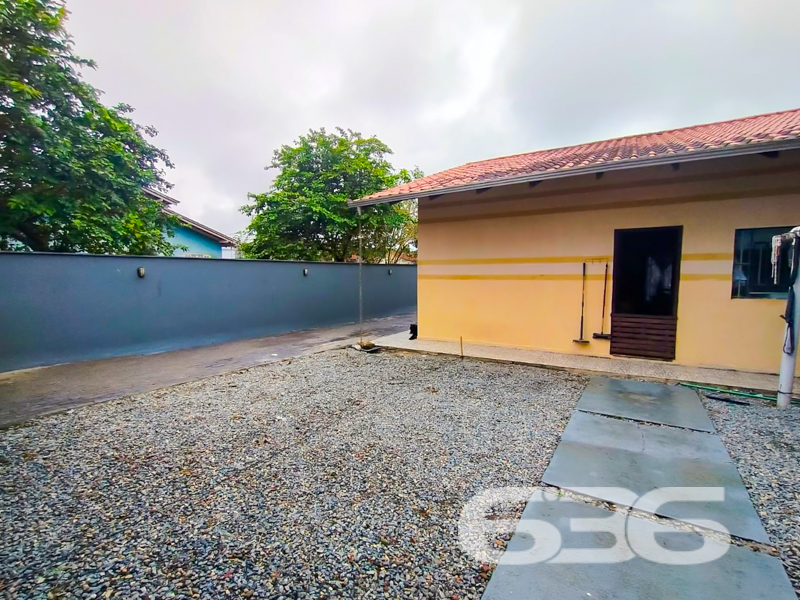 Seu novo lar em Joinville te espera com conforto, charme e uma localização estratégica!

Se você procura um imóvel térreo, com ótima área de terreno, ambientes aconchegantes e que ofereça espaço, funcionalidade e tranquilidade para toda a família — essa é a oportunidade ideal! Estuda permuta.

Localizada no bairro João Costa, em Joinville/SC, esta residência padrão conta com área construída de 129,58m², em um terreno com 362,25m². Está situada em rua pavimentada, próxima a escolas, hospitais, transporte público, shopping center e diversos serviços essenciais.

O imóvel possui uma distribuição pensada para o bem-estar: são 4 dormitórios, 2 banheiros, uma acolhedora sala de estar, cozinha planejada com móveis sob medida, área de serviço, além de uma charmosa varanda com redes. A área externa conta com um belo jardim, espaço de festas com churrasqueira e até horta organizada. O terreno é todo murado, cercado e com acesso facilitado.

A garagem oferece espaço para até 5 veículos, sendo 1 vaga coberta. Outro diferencial é que ficam os móveis da cozinha, agregando praticidade e economia para quem deseja mudar com agilidade.

Uma excelente oportunidade para quem deseja morar com qualidade e segurança, em uma casa acolhedora, funcional e em região valorizada!

Agende uma visita com um de nossos corretores da 636 Negócios Imobiliários. Aqui, cada detalhe é cuidado com experiência, seriedade e a certeza de que o seu novo lar começa com uma grande escolha.
 
636 NEGÓCIOS IMOBILIÁRIOS: A SUA MELHOR ESCOLHA
Com mais de 30 anos de experiência, a 636 Negócios Imobiliários é sua parceira ideal para encontrar o imóvel perfeito. Estamos prontos para ajudá-lo a fazer deste imóvel o seu novo lar.
 
Telefone: (47) 3451-0636
WhatsApp: (47) 99190-0636
 
Não perca esta oportunidade única. Visite nosso site para mais informações: i636.com.br