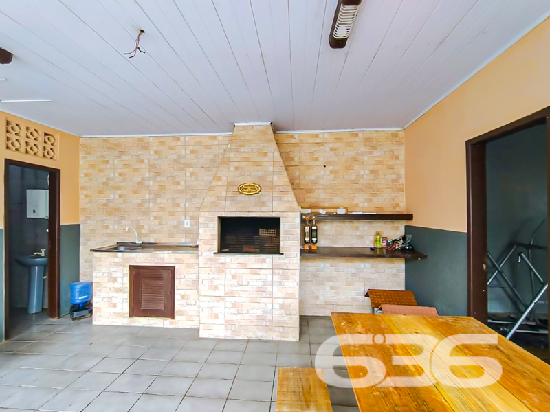 Seu novo lar em Joinville te espera com conforto, charme e uma localização estratégica!

Se você procura um imóvel térreo, com ótima área de terreno, ambientes aconchegantes e que ofereça espaço, funcionalidade e tranquilidade para toda a família — essa é a oportunidade ideal! Estuda permuta.

Localizada no bairro João Costa, em Joinville/SC, esta residência padrão conta com área construída de 129,58m², em um terreno com 362,25m². Está situada em rua pavimentada, próxima a escolas, hospitais, transporte público, shopping center e diversos serviços essenciais.

O imóvel possui uma distribuição pensada para o bem-estar: são 4 dormitórios, 2 banheiros, uma acolhedora sala de estar, cozinha planejada com móveis sob medida, área de serviço, além de uma charmosa varanda com redes. A área externa conta com um belo jardim, espaço de festas com churrasqueira e até horta organizada. O terreno é todo murado, cercado e com acesso facilitado.

A garagem oferece espaço para até 5 veículos, sendo 1 vaga coberta. Outro diferencial é que ficam os móveis da cozinha, agregando praticidade e economia para quem deseja mudar com agilidade.

Uma excelente oportunidade para quem deseja morar com qualidade e segurança, em uma casa acolhedora, funcional e em região valorizada!

Agende uma visita com um de nossos corretores da 636 Negócios Imobiliários. Aqui, cada detalhe é cuidado com experiência, seriedade e a certeza de que o seu novo lar começa com uma grande escolha.
 
636 NEGÓCIOS IMOBILIÁRIOS: A SUA MELHOR ESCOLHA
Com mais de 30 anos de experiência, a 636 Negócios Imobiliários é sua parceira ideal para encontrar o imóvel perfeito. Estamos prontos para ajudá-lo a fazer deste imóvel o seu novo lar.
 
Telefone: (47) 3451-0636
WhatsApp: (47) 99190-0636
 
Não perca esta oportunidade única. Visite nosso site para mais informações: i636.com.br