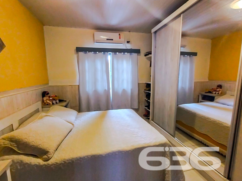 Seu novo lar em Joinville te espera com conforto, charme e uma localização estratégica!

Se você procura um imóvel térreo, com ótima área de terreno, ambientes aconchegantes e que ofereça espaço, funcionalidade e tranquilidade para toda a família — essa é a oportunidade ideal! Estuda permuta.

Localizada no bairro João Costa, em Joinville/SC, esta residência padrão conta com área construída de 129,58m², em um terreno com 362,25m². Está situada em rua pavimentada, próxima a escolas, hospitais, transporte público, shopping center e diversos serviços essenciais.

O imóvel possui uma distribuição pensada para o bem-estar: são 4 dormitórios, 2 banheiros, uma acolhedora sala de estar, cozinha planejada com móveis sob medida, área de serviço, além de uma charmosa varanda com redes. A área externa conta com um belo jardim, espaço de festas com churrasqueira e até horta organizada. O terreno é todo murado, cercado e com acesso facilitado.

A garagem oferece espaço para até 5 veículos, sendo 1 vaga coberta. Outro diferencial é que ficam os móveis da cozinha, agregando praticidade e economia para quem deseja mudar com agilidade.

Uma excelente oportunidade para quem deseja morar com qualidade e segurança, em uma casa acolhedora, funcional e em região valorizada!

Agende uma visita com um de nossos corretores da 636 Negócios Imobiliários. Aqui, cada detalhe é cuidado com experiência, seriedade e a certeza de que o seu novo lar começa com uma grande escolha.
 
636 NEGÓCIOS IMOBILIÁRIOS: A SUA MELHOR ESCOLHA
Com mais de 30 anos de experiência, a 636 Negócios Imobiliários é sua parceira ideal para encontrar o imóvel perfeito. Estamos prontos para ajudá-lo a fazer deste imóvel o seu novo lar.
 
Telefone: (47) 3451-0636
WhatsApp: (47) 99190-0636
 
Não perca esta oportunidade única. Visite nosso site para mais informações: i636.com.br