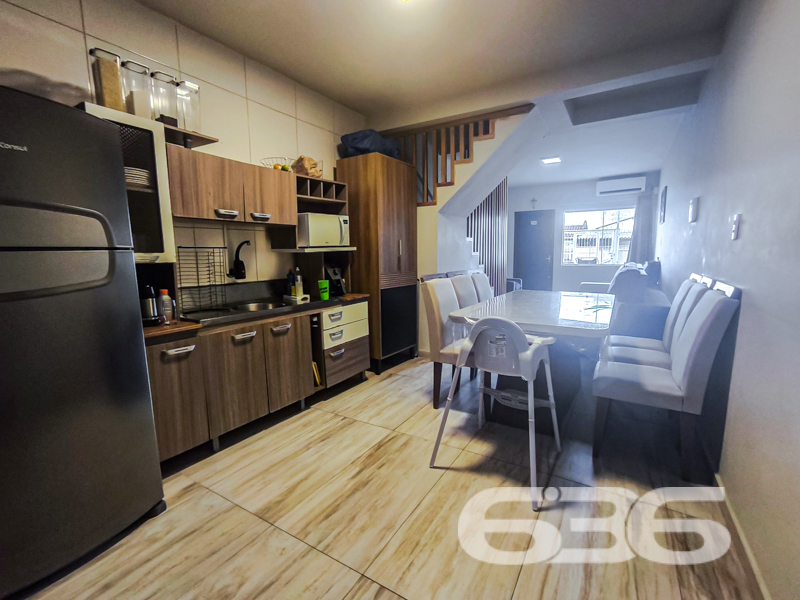 Oportunidade no Espinheiros – Geminado com Suíte e Excelente Espaço Interno!

Se você procura um lar prático, bem localizado e com excelente aproveitamento de espaço, acaba de encontrar! Este geminado, localizado no bairro Espinheiros em Joinville/SC, é ideal para quem valoriza conforto e funcionalidade. Estuda permuta.

Com 67,40 m² de área, este imóvel se destaca por sua planta inteligente e ambientes bem distribuídos. No pavimento térreo, a integração entre sala de estar, jantar e cozinha forma um espaço aconchegante e perfeito para receber amigos e familiares. 

São 2 dormitórios, sendo 1 suíte com sacada e ótima incidência de luz natural. O segundo quarto está ambientado como dormitório infantil, mas pode ser adaptado conforme a necessidade da sua família.

Nos fundos, a área de serviço é coberta e fechada, garantindo mais proteção e organização. O imóvel conta ainda com vaga de garagem, portão eletrônico, muro alto, infraestrutura para ar-condicionado, e aceita animais de estimação.

Seja para morar com conforto ou investir com segurança, essa é uma excelente escolha! Entre em contato com a 636 Negócios Imobiliários e agende sua visita. Só se constrói uma grande empresa com grandes pessoas – e é com esse compromisso que entregamos imóveis que realmente fazem sentido para sua vida.
 
636 NEGÓCIOS IMOBILIÁRIOS: A SUA MELHOR ESCOLHA
Com mais de 30 anos de experiência, a 636 Negócios Imobiliários é sua parceira ideal para encontrar o imóvel perfeito. Estamos prontos para ajudá-lo a fazer deste imóvel o seu novo lar.
 
Telefone: (47) 3451-0636
WhatsApp: (47) 99190-0636
 
Não perca esta oportunidade única. Visite nosso site para mais informações: i636.com.br