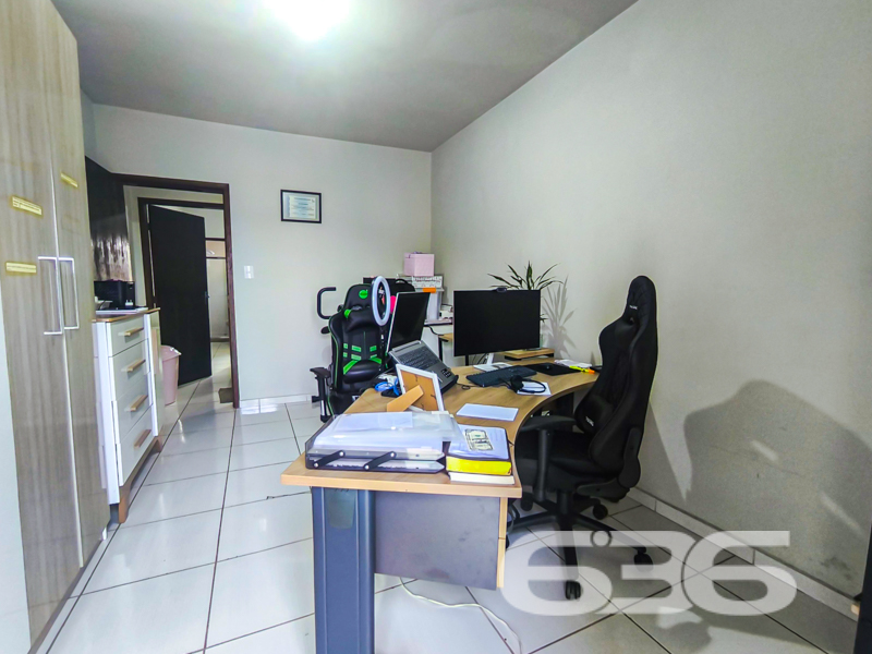Oportunidade no Espinheiros – Geminado com Suíte e Excelente Espaço Interno!

Se você procura um lar prático, bem localizado e com excelente aproveitamento de espaço, acaba de encontrar! Este geminado, localizado no bairro Espinheiros em Joinville/SC, é ideal para quem valoriza conforto e funcionalidade. Estuda permuta.

Com 67,40 m² de área, este imóvel se destaca por sua planta inteligente e ambientes bem distribuídos. No pavimento térreo, a integração entre sala de estar, jantar e cozinha forma um espaço aconchegante e perfeito para receber amigos e familiares. 

São 2 dormitórios, sendo 1 suíte com sacada e ótima incidência de luz natural. O segundo quarto está ambientado como dormitório infantil, mas pode ser adaptado conforme a necessidade da sua família.

Nos fundos, a área de serviço é coberta e fechada, garantindo mais proteção e organização. O imóvel conta ainda com vaga de garagem, portão eletrônico, muro alto, infraestrutura para ar-condicionado, e aceita animais de estimação.

Seja para morar com conforto ou investir com segurança, essa é uma excelente escolha! Entre em contato com a 636 Negócios Imobiliários e agende sua visita. Só se constrói uma grande empresa com grandes pessoas – e é com esse compromisso que entregamos imóveis que realmente fazem sentido para sua vida.
 
636 NEGÓCIOS IMOBILIÁRIOS: A SUA MELHOR ESCOLHA
Com mais de 30 anos de experiência, a 636 Negócios Imobiliários é sua parceira ideal para encontrar o imóvel perfeito. Estamos prontos para ajudá-lo a fazer deste imóvel o seu novo lar.
 
Telefone: (47) 3451-0636
WhatsApp: (47) 99190-0636
 
Não perca esta oportunidade única. Visite nosso site para mais informações: i636.com.br
