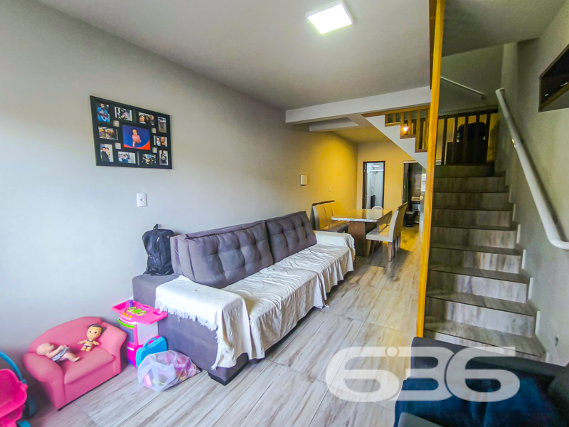 Oportunidade no Espinheiros – Geminado com Suíte e Excelente Espaço Interno!

Se você procura um lar prático, bem localizado e com excelente aproveitamento de espaço, acaba de encontrar! Este geminado, localizado no bairro Espinheiros em Joinville/SC, é ideal para quem valoriza conforto e funcionalidade. Estuda permuta.

Com 67,40 m² de área, este imóvel se destaca por sua planta inteligente e ambientes bem distribuídos. No pavimento térreo, a integração entre sala de estar, jantar e cozinha forma um espaço aconchegante e perfeito para receber amigos e familiares. 

São 2 dormitórios, sendo 1 suíte com sacada e ótima incidência de luz natural. O segundo quarto está ambientado como dormitório infantil, mas pode ser adaptado conforme a necessidade da sua família.

Nos fundos, a área de serviço é coberta e fechada, garantindo mais proteção e organização. O imóvel conta ainda com vaga de garagem, portão eletrônico, muro alto, infraestrutura para ar-condicionado, e aceita animais de estimação.

Seja para morar com conforto ou investir com segurança, essa é uma excelente escolha! Entre em contato com a 636 Negócios Imobiliários e agende sua visita. Só se constrói uma grande empresa com grandes pessoas – e é com esse compromisso que entregamos imóveis que realmente fazem sentido para sua vida.
 
636 NEGÓCIOS IMOBILIÁRIOS: A SUA MELHOR ESCOLHA
Com mais de 30 anos de experiência, a 636 Negócios Imobiliários é sua parceira ideal para encontrar o imóvel perfeito. Estamos prontos para ajudá-lo a fazer deste imóvel o seu novo lar.
 
Telefone: (47) 3451-0636
WhatsApp: (47) 99190-0636
 
Não perca esta oportunidade única. Visite nosso site para mais informações: i636.com.br