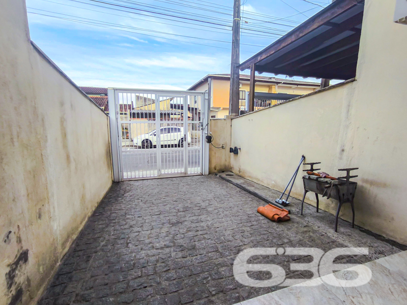 Oportunidade no Espinheiros – Geminado com Suíte e Excelente Espaço Interno!

Se você procura um lar prático, bem localizado e com excelente aproveitamento de espaço, acaba de encontrar! Este geminado, localizado no bairro Espinheiros em Joinville/SC, é ideal para quem valoriza conforto e funcionalidade. Estuda permuta.

Com 67,40 m² de área, este imóvel se destaca por sua planta inteligente e ambientes bem distribuídos. No pavimento térreo, a integração entre sala de estar, jantar e cozinha forma um espaço aconchegante e perfeito para receber amigos e familiares. 

São 2 dormitórios, sendo 1 suíte com sacada e ótima incidência de luz natural. O segundo quarto está ambientado como dormitório infantil, mas pode ser adaptado conforme a necessidade da sua família.

Nos fundos, a área de serviço é coberta e fechada, garantindo mais proteção e organização. O imóvel conta ainda com vaga de garagem, portão eletrônico, muro alto, infraestrutura para ar-condicionado, e aceita animais de estimação.

Seja para morar com conforto ou investir com segurança, essa é uma excelente escolha! Entre em contato com a 636 Negócios Imobiliários e agende sua visita. Só se constrói uma grande empresa com grandes pessoas – e é com esse compromisso que entregamos imóveis que realmente fazem sentido para sua vida.
 
636 NEGÓCIOS IMOBILIÁRIOS: A SUA MELHOR ESCOLHA
Com mais de 30 anos de experiência, a 636 Negócios Imobiliários é sua parceira ideal para encontrar o imóvel perfeito. Estamos prontos para ajudá-lo a fazer deste imóvel o seu novo lar.
 
Telefone: (47) 3451-0636
WhatsApp: (47) 99190-0636
 
Não perca esta oportunidade única. Visite nosso site para mais informações: i636.com.br