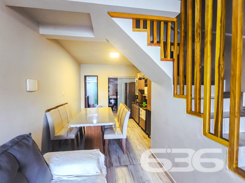 Oportunidade no Espinheiros – Geminado com Suíte e Excelente Espaço Interno!

Se você procura um lar prático, bem localizado e com excelente aproveitamento de espaço, acaba de encontrar! Este geminado, localizado no bairro Espinheiros em Joinville/SC, é ideal para quem valoriza conforto e funcionalidade. Estuda permuta.

Com 67,40 m² de área, este imóvel se destaca por sua planta inteligente e ambientes bem distribuídos. No pavimento térreo, a integração entre sala de estar, jantar e cozinha forma um espaço aconchegante e perfeito para receber amigos e familiares. 

São 2 dormitórios, sendo 1 suíte com sacada e ótima incidência de luz natural. O segundo quarto está ambientado como dormitório infantil, mas pode ser adaptado conforme a necessidade da sua família.

Nos fundos, a área de serviço é coberta e fechada, garantindo mais proteção e organização. O imóvel conta ainda com vaga de garagem, portão eletrônico, muro alto, infraestrutura para ar-condicionado, e aceita animais de estimação.

Seja para morar com conforto ou investir com segurança, essa é uma excelente escolha! Entre em contato com a 636 Negócios Imobiliários e agende sua visita. Só se constrói uma grande empresa com grandes pessoas – e é com esse compromisso que entregamos imóveis que realmente fazem sentido para sua vida.
 
636 NEGÓCIOS IMOBILIÁRIOS: A SUA MELHOR ESCOLHA
Com mais de 30 anos de experiência, a 636 Negócios Imobiliários é sua parceira ideal para encontrar o imóvel perfeito. Estamos prontos para ajudá-lo a fazer deste imóvel o seu novo lar.
 
Telefone: (47) 3451-0636
WhatsApp: (47) 99190-0636
 
Não perca esta oportunidade única. Visite nosso site para mais informações: i636.com.br