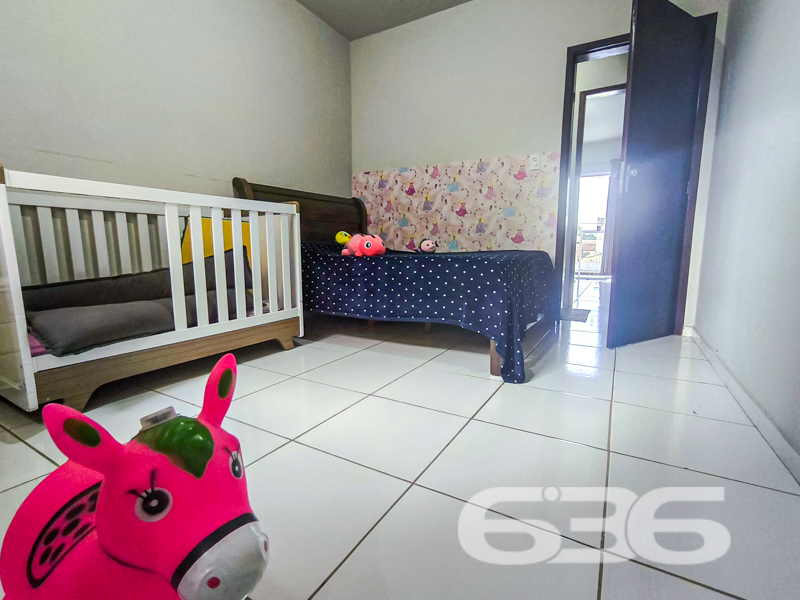 Oportunidade no Espinheiros – Geminado com Suíte e Excelente Espaço Interno!

Se você procura um lar prático, bem localizado e com excelente aproveitamento de espaço, acaba de encontrar! Este geminado, localizado no bairro Espinheiros em Joinville/SC, é ideal para quem valoriza conforto e funcionalidade. Estuda permuta.

Com 67,40 m² de área, este imóvel se destaca por sua planta inteligente e ambientes bem distribuídos. No pavimento térreo, a integração entre sala de estar, jantar e cozinha forma um espaço aconchegante e perfeito para receber amigos e familiares. 

São 2 dormitórios, sendo 1 suíte com sacada e ótima incidência de luz natural. O segundo quarto está ambientado como dormitório infantil, mas pode ser adaptado conforme a necessidade da sua família.

Nos fundos, a área de serviço é coberta e fechada, garantindo mais proteção e organização. O imóvel conta ainda com vaga de garagem, portão eletrônico, muro alto, infraestrutura para ar-condicionado, e aceita animais de estimação.

Seja para morar com conforto ou investir com segurança, essa é uma excelente escolha! Entre em contato com a 636 Negócios Imobiliários e agende sua visita. Só se constrói uma grande empresa com grandes pessoas – e é com esse compromisso que entregamos imóveis que realmente fazem sentido para sua vida.
 
636 NEGÓCIOS IMOBILIÁRIOS: A SUA MELHOR ESCOLHA
Com mais de 30 anos de experiência, a 636 Negócios Imobiliários é sua parceira ideal para encontrar o imóvel perfeito. Estamos prontos para ajudá-lo a fazer deste imóvel o seu novo lar.
 
Telefone: (47) 3451-0636
WhatsApp: (47) 99190-0636
 
Não perca esta oportunidade única. Visite nosso site para mais informações: i636.com.br