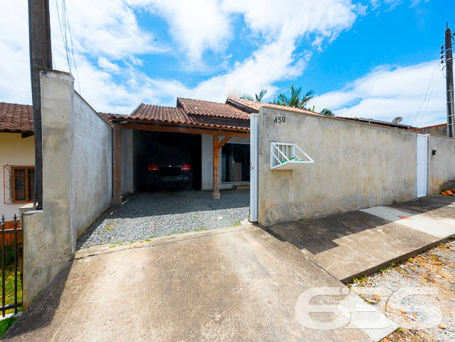 Residência térrea com amplo terreno à venda no Parque Guarani em Joinville/SC! 

Se você procura um lar espaçoso, acolhedor e pronto para morar, esta é a oportunidade perfeita. Localizada no bairro Parque Guarani, esta charmosa casa térrea oferece uma combinação equilibrada entre conforto interno e amplo espaço externo — ideal para famílias que valorizam bem-estar, privacidade e tranquilidade.

Construída sobre um terreno com 434,08m², a residência conta com 112,50m² de área construída e foi projetada com ambientes integrados, funcionais e acolhedores.

Ao entrar, você encontra uma sala de estar integrada à cozinha planejada com bancada em granito, ideal para reunir a família ou receber amigos. Os detalhes em madeira no forro e a iluminação bem distribuída reforçam a sensação de conforto e aconchego.

A casa possui 3 dormitórios bem distribuídos, sendo um deles com acesso direto ao banheiro principal. São 2 banheiros ao todo, ambos com ótimo acabamento e funcionalidade. A lavanderia é espaçosa e prática, garantindo o apoio ideal para o dia a dia.

Na parte externa, destaque para a área coberta com churrasqueira, perfeita para momentos de lazer em família. A garagem acomoda até 3 veículos (sendo 1 vaga coberta) e o amplo espaço de terreno ainda permite futuras ampliações ou paisagismo.

Comodidades adicionais: portão eletrônico, interfone, imóvel totalmente murado e cercado, ambiente pet friendly e ótima localização com fácil acesso às principais vias do bairro, próximo a escolas, supermercados, transporte público, hospitais e demais serviços essenciais.

Um imóvel completo, funcional e com excelente custo-benefício. Para quem deseja viver com mais liberdade, espaço e conforto em Joinville!

Agende uma visita com um de nossos consultores da 636 Negócios Imobiliários. Mais de 30 anos de experiência e seriedade no mercado!
 
636 NEGÓCIOS IMOBILIÁRIOS: A SUA MELHOR ESCOLHA
Com mais de 30 anos de experiência, a 636 Negócios Imobiliários é sua parceira ideal para encontrar o imóvel perfeito. Estamos prontos para ajudá-lo a fazer deste imóvel o seu novo lar.
 
Telefone: (47) 3451-0636
WhatsApp: (47) 99190-0636
 
Não perca esta oportunidade única. Visite nosso site para mais informações: i636.com.br